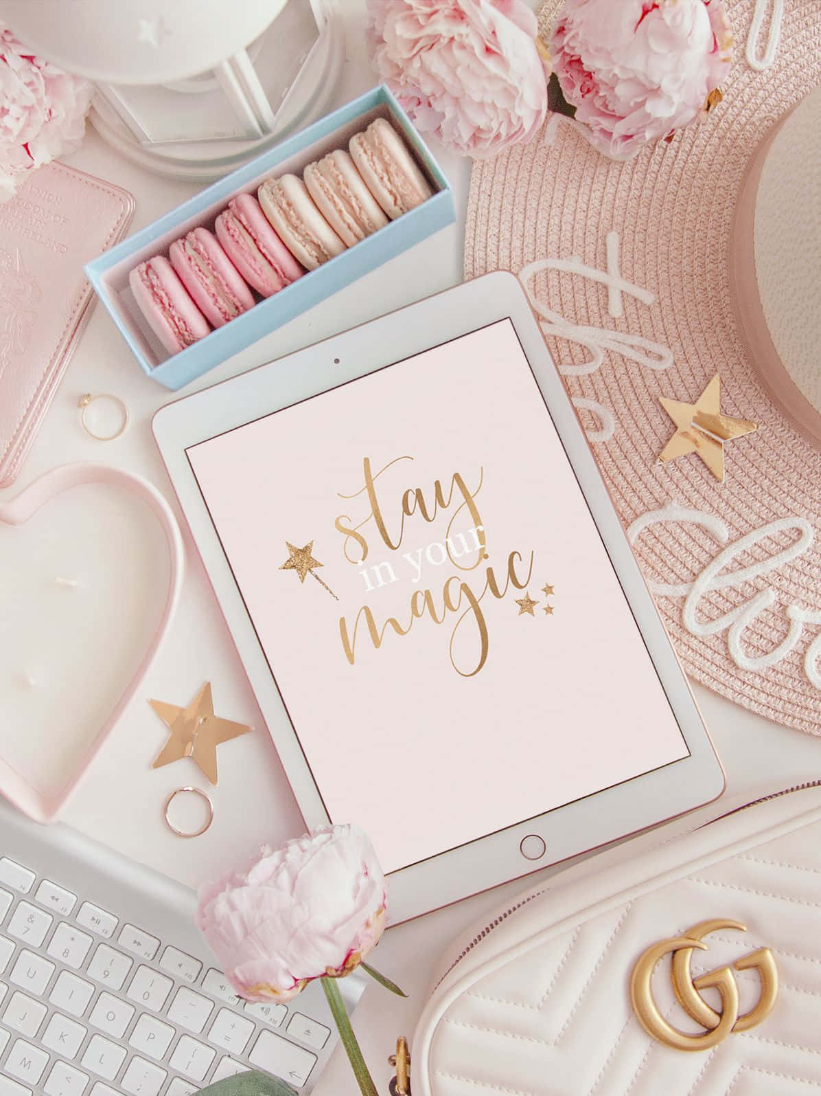 Pambo la Stay Magic la Kike na Kipindi cha Rangi za Pastel kwenye iPad Picha ya Ukuta