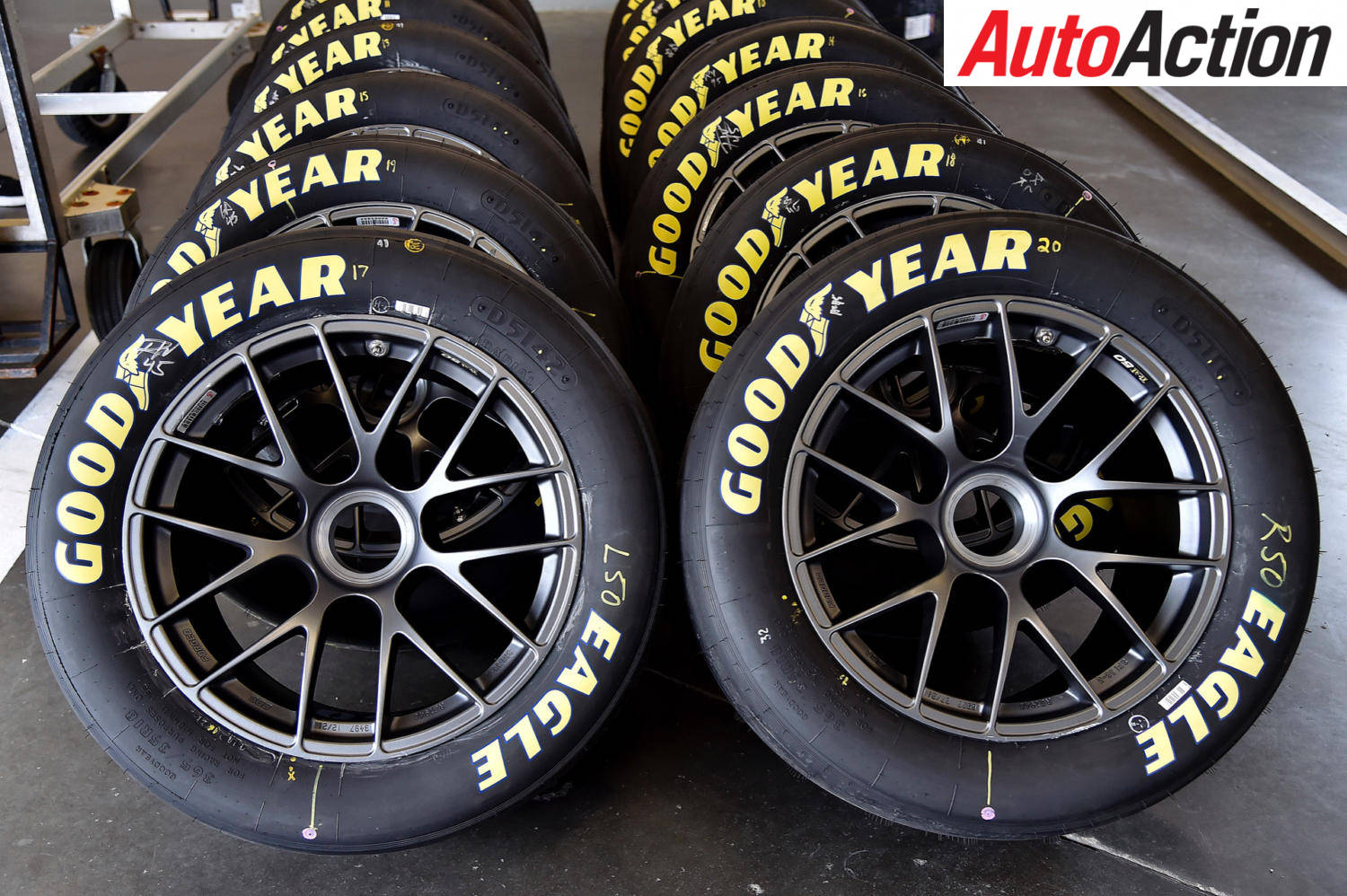 Pata Uzoefu wa Mbio za Kipekee na Matairi ya Goodyear Picha ya Ukuta
