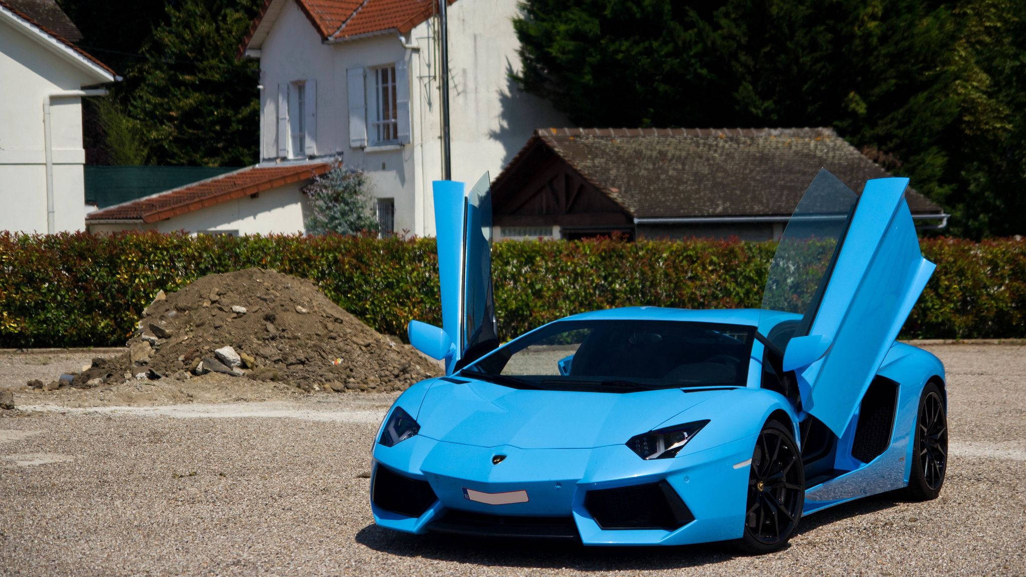 Pata Uzoefu wa Msisimko wa Kuendesha Lamborghini Aventador ya Rangi ya Samawati ya Anga Picha ya Ukuta