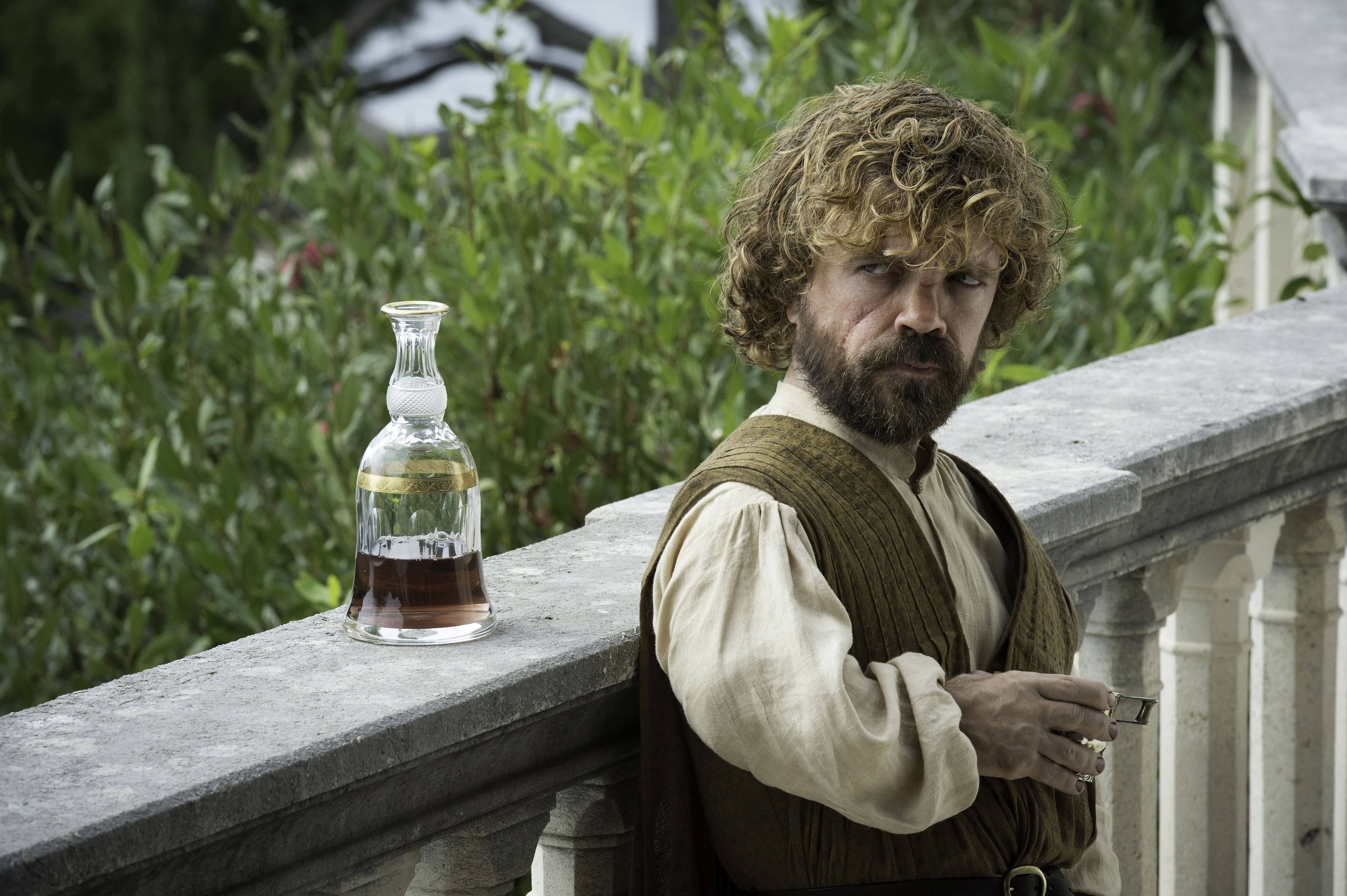 Peter Dinklage Harusi ya Zambarau Picha ya Ukuta