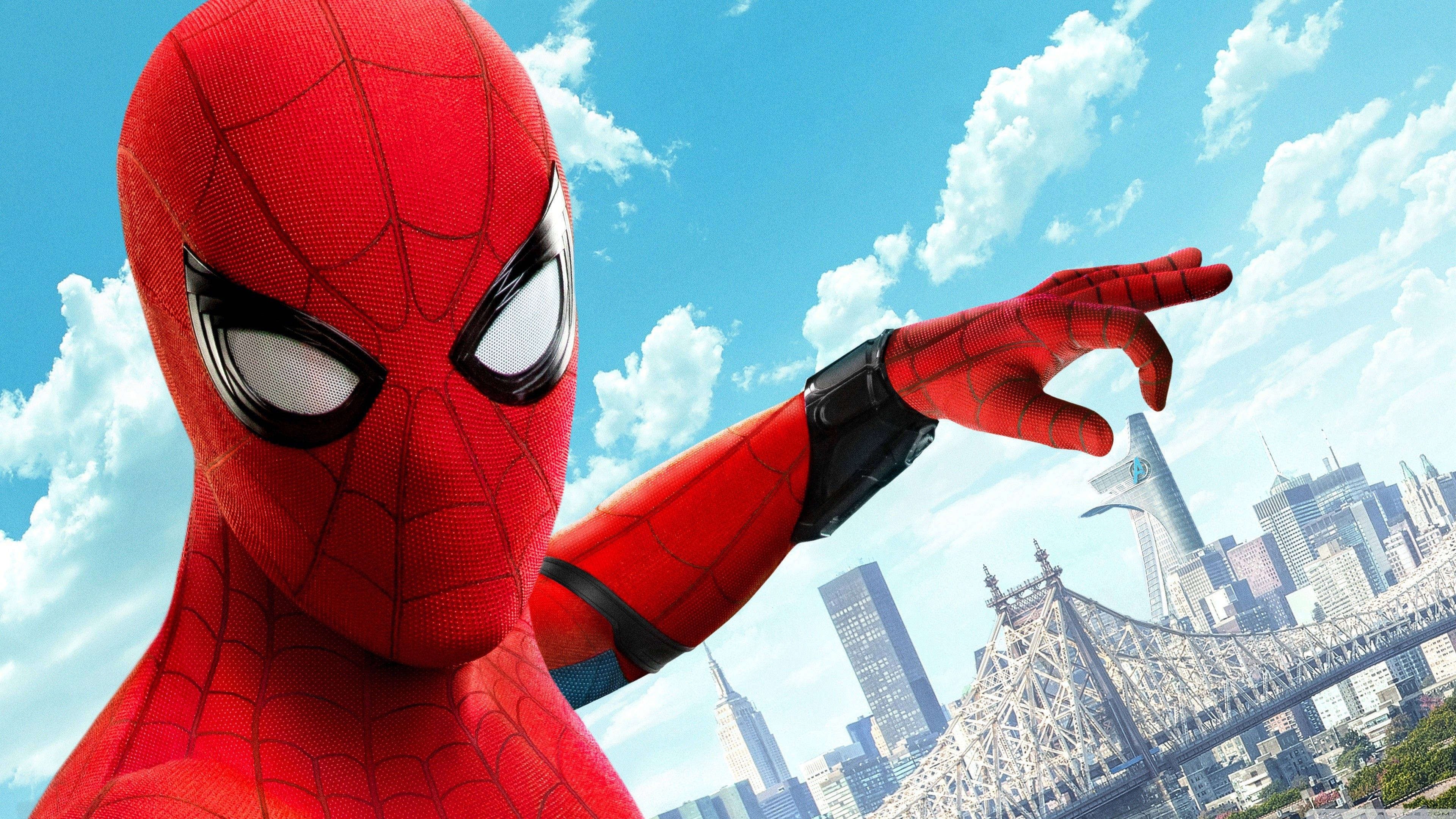 Peter Parker na The Avengers wanachukua ulimwengu kutoka juu ya mnara wao Picha ya Ukuta