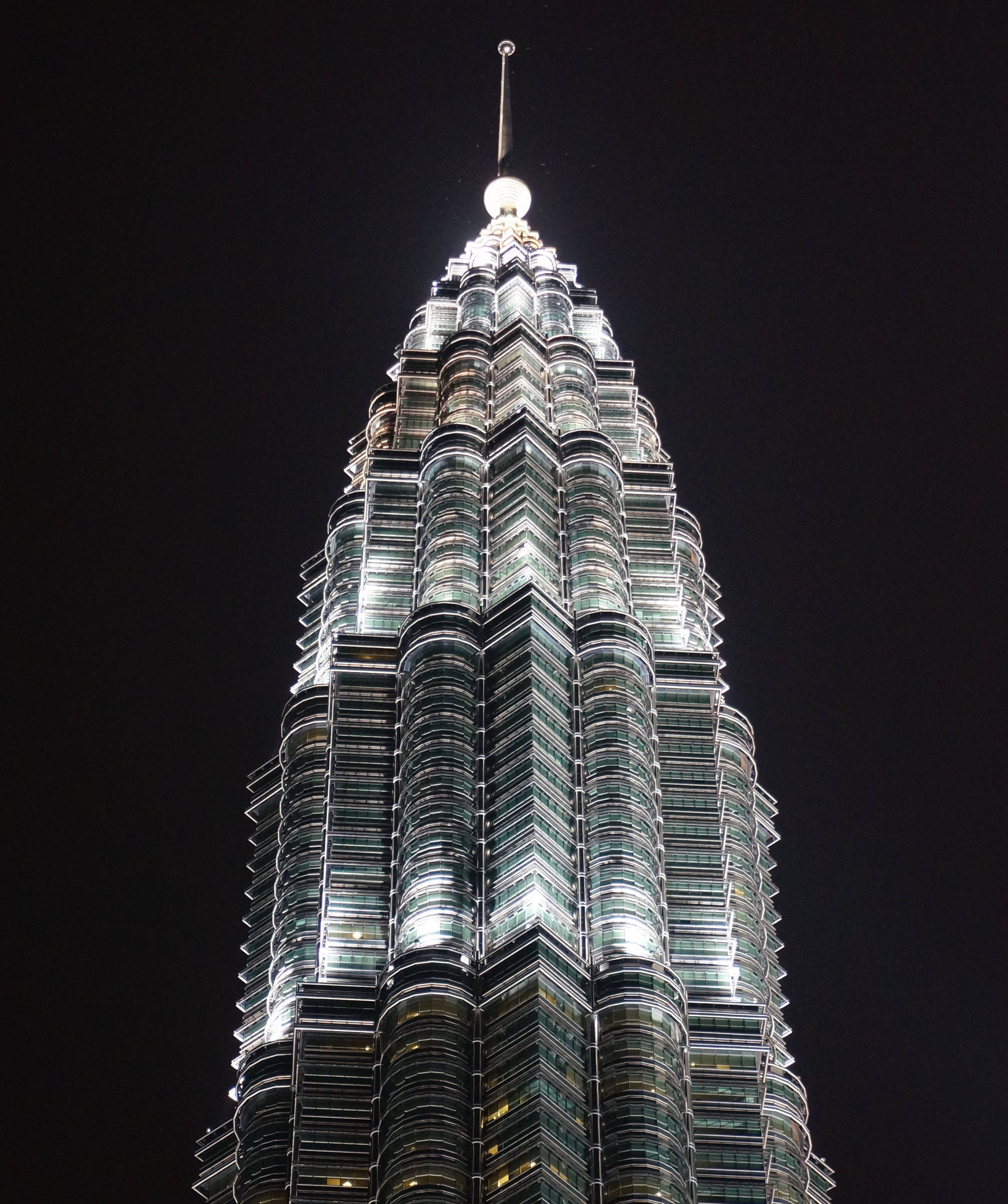 Petronas Twin Towers Illuminated at Night Picha ya Ukuta