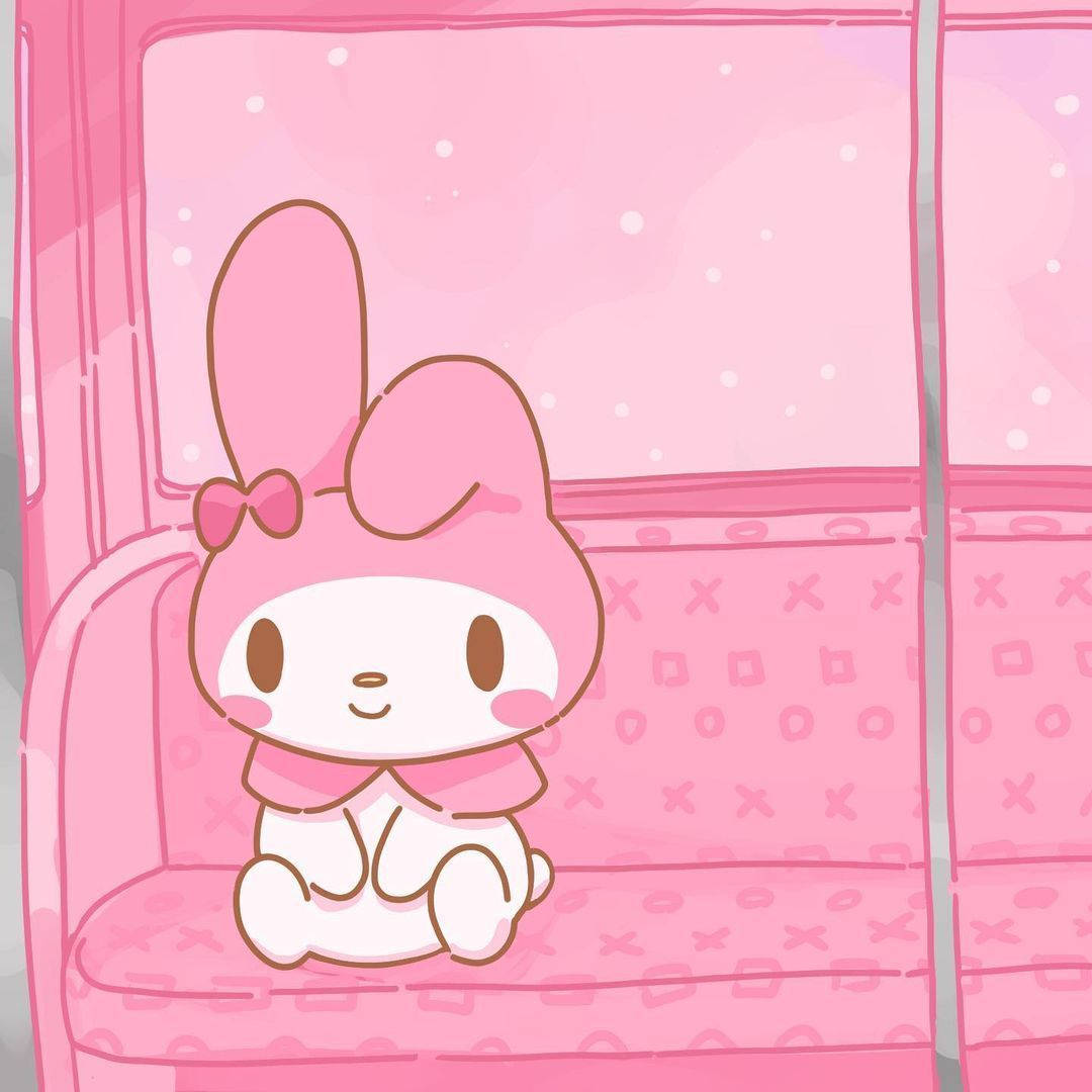 PFP ya My Melody Akiwa Kwenye Sofa ya Pinki Picha ya Ukuta