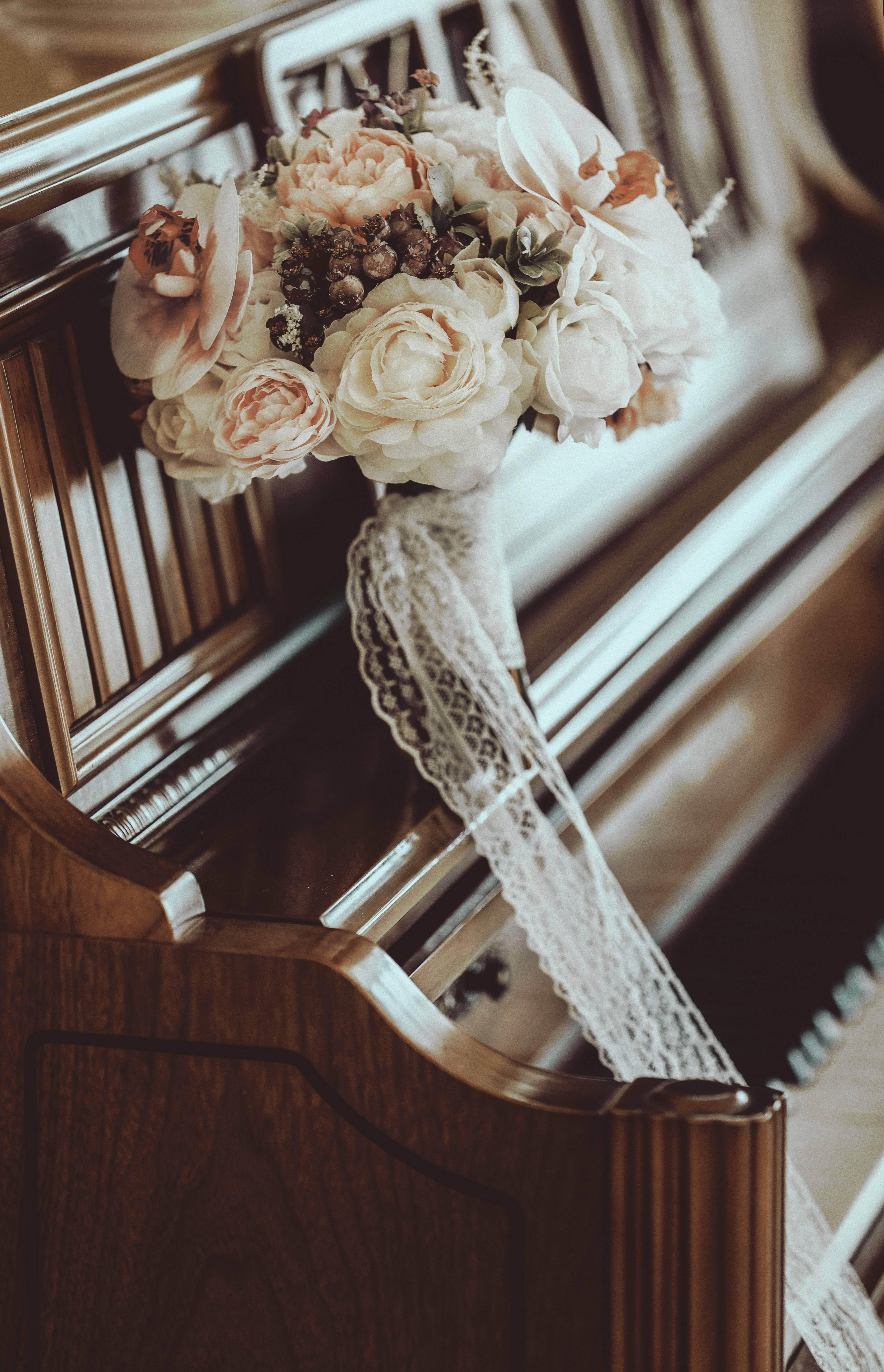 Piano With Hand Flower Bouquet Picha ya Ukuta