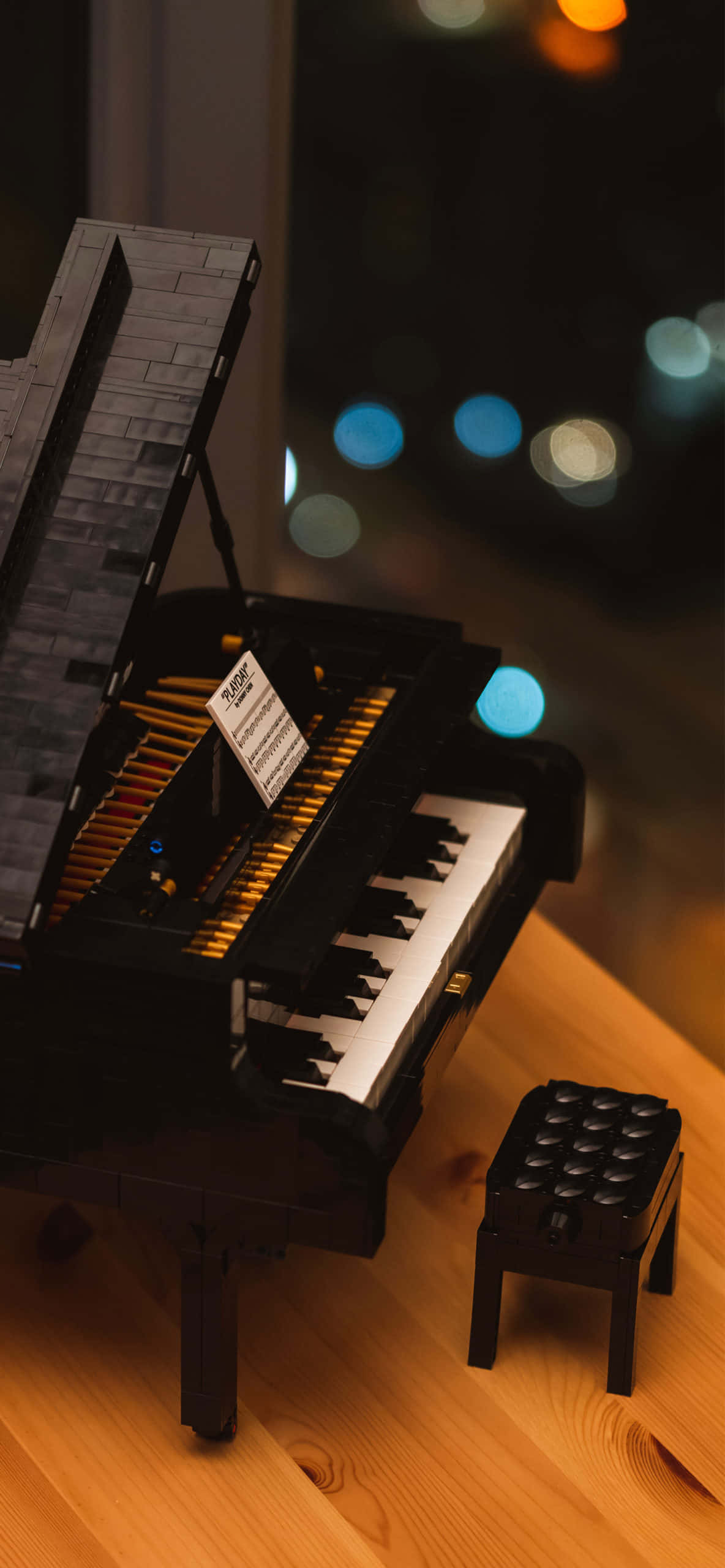 piano ya lego iliyowekwa kwenye meza na kikweli Picha ya Ukuta