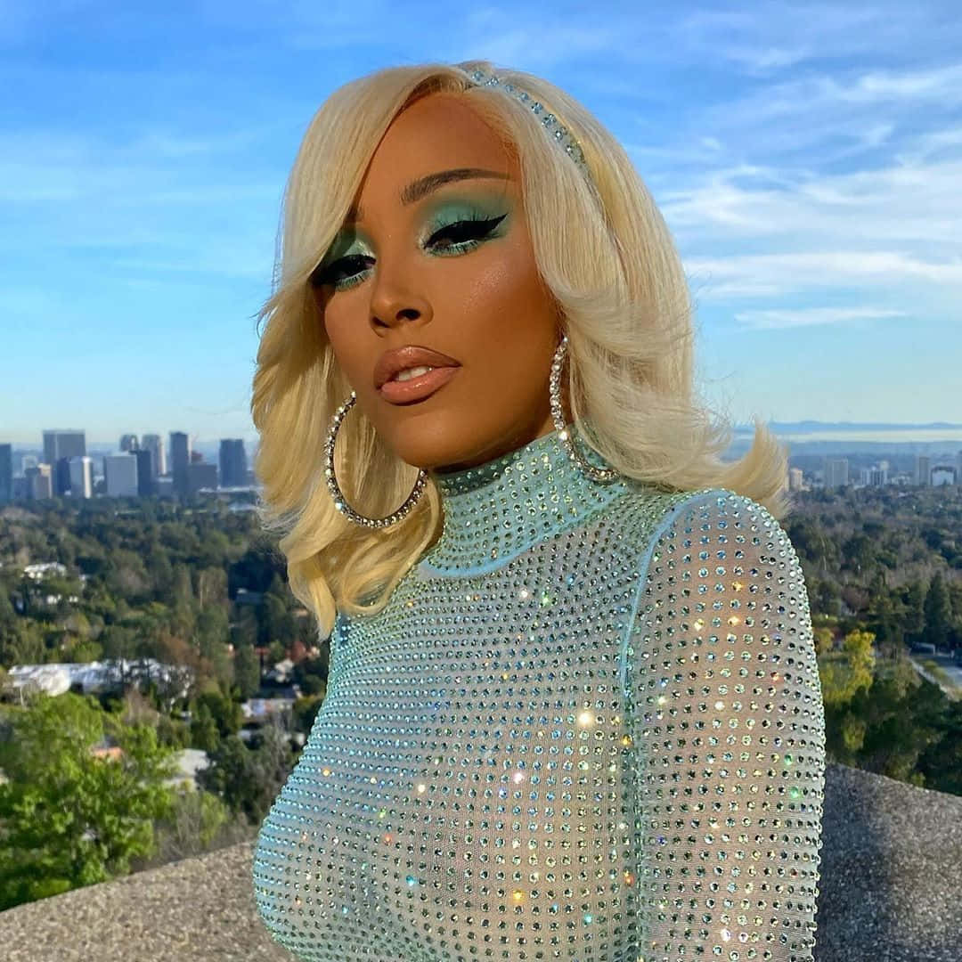 Picha Doja Cat Akitumbuiza Mbele ya Umati Wenye Shauku Picha ya Ukuta