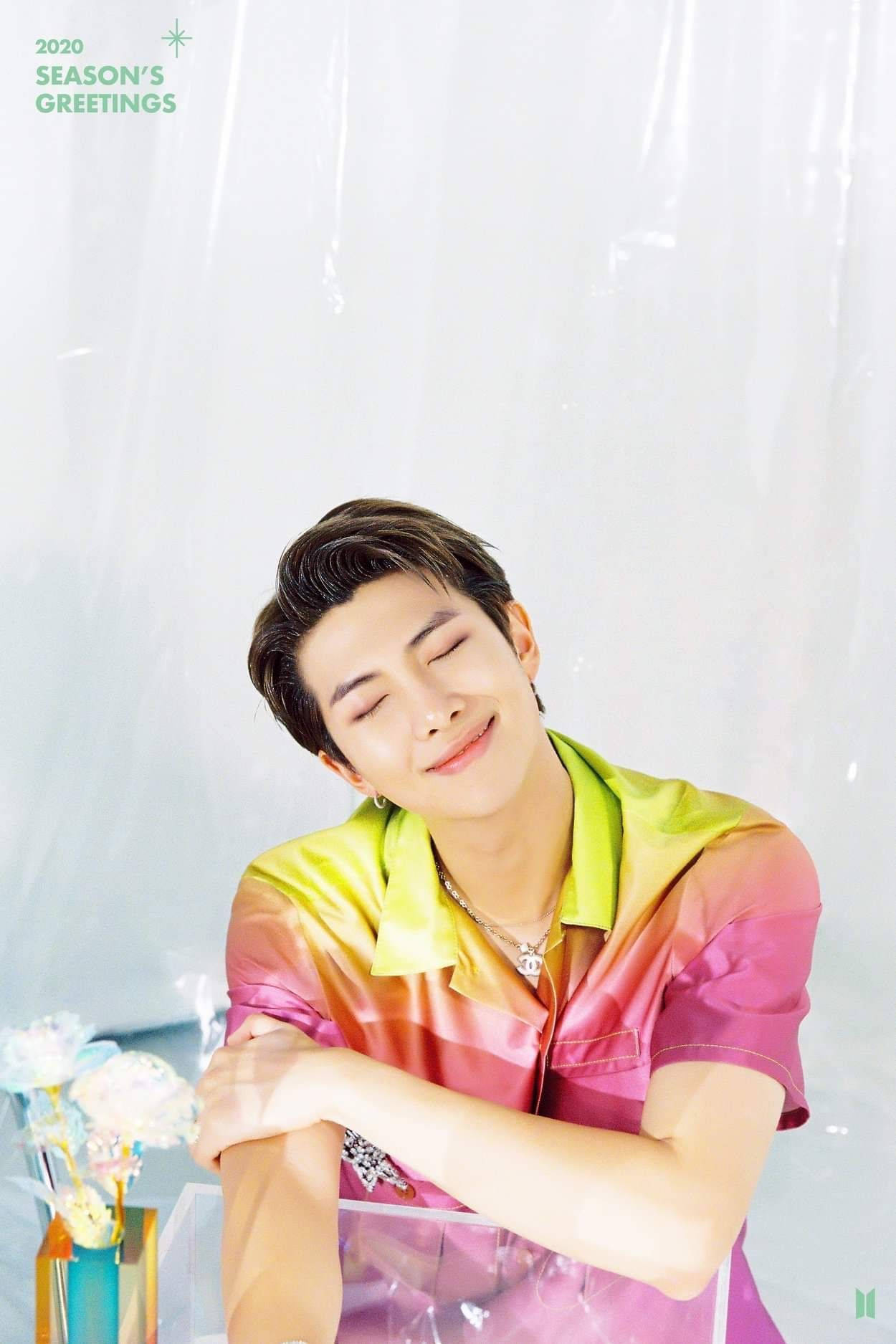 Picha Nzuri ya BTS RM ya Salamu za Msimu Picha ya Ukuta
