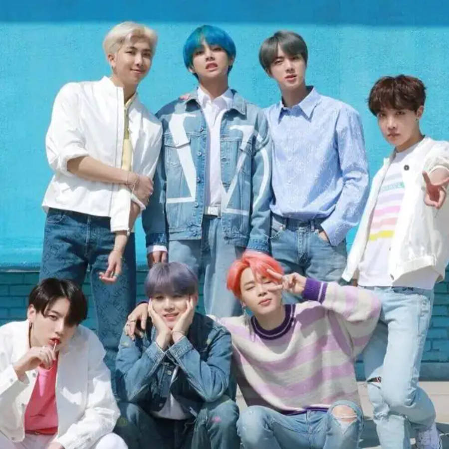 Picha Nzuri za Kundi la BTS Zikipiga Picha Pamoja Kwenye Ukuta wa Bluu Picha ya Ukuta