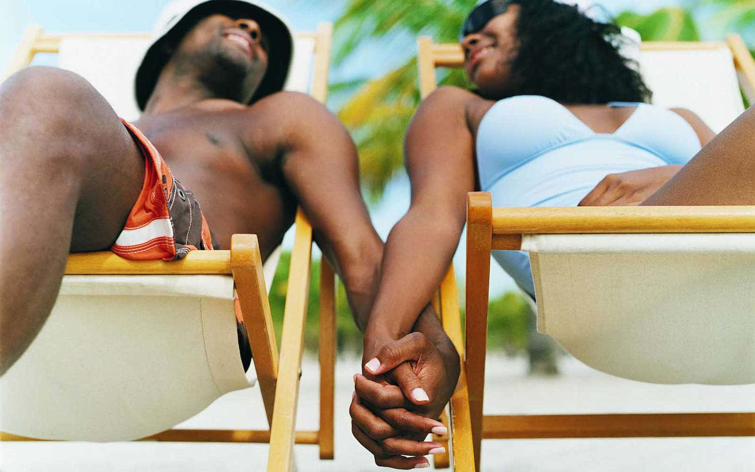 Picha Nzuri za Wanandoa Weusi Wakiwa Mkononi Majira ya Kiangazi Picha ya Ukuta