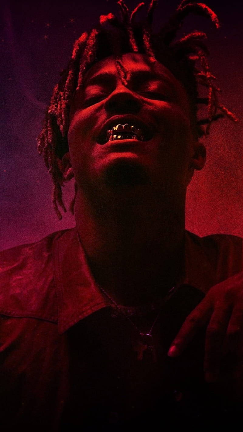 Picha Poa ya Juice WRLD Akionyesha Meno Yake Picha ya Ukuta