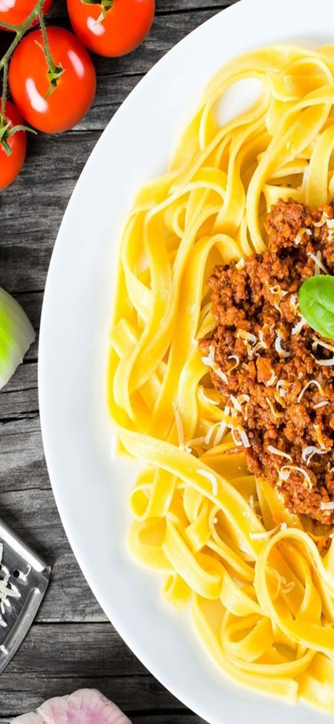 Picha: Sahani ya pasta ya kwanza iliyotiwa na mimea na viungo Picha ya Ukuta