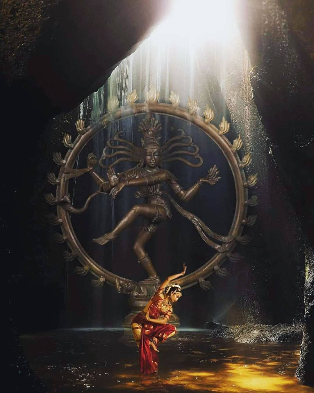 Picha Tukufu ya Nataraja kwenye Mandhari ya Pango Picha ya Ukuta