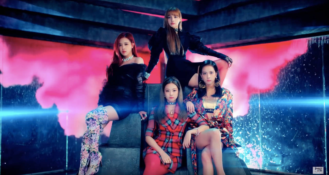 Picha: Wanachama wa Kundi la K-Pop Blackpink katika MV yao "DDU-DU DDU-DU" Picha ya Ukuta