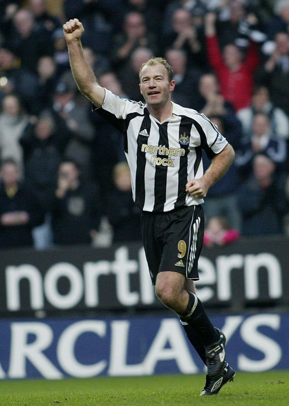 Picha ya Alan Shearer Akisherehekea Newcastle United FC Picha ya Ukuta