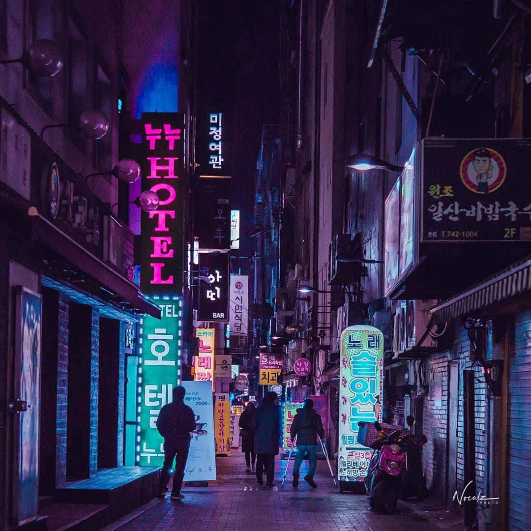 Picha ya Barabara ya Neon yenye Mandhari ya Giza Picha ya Ukuta