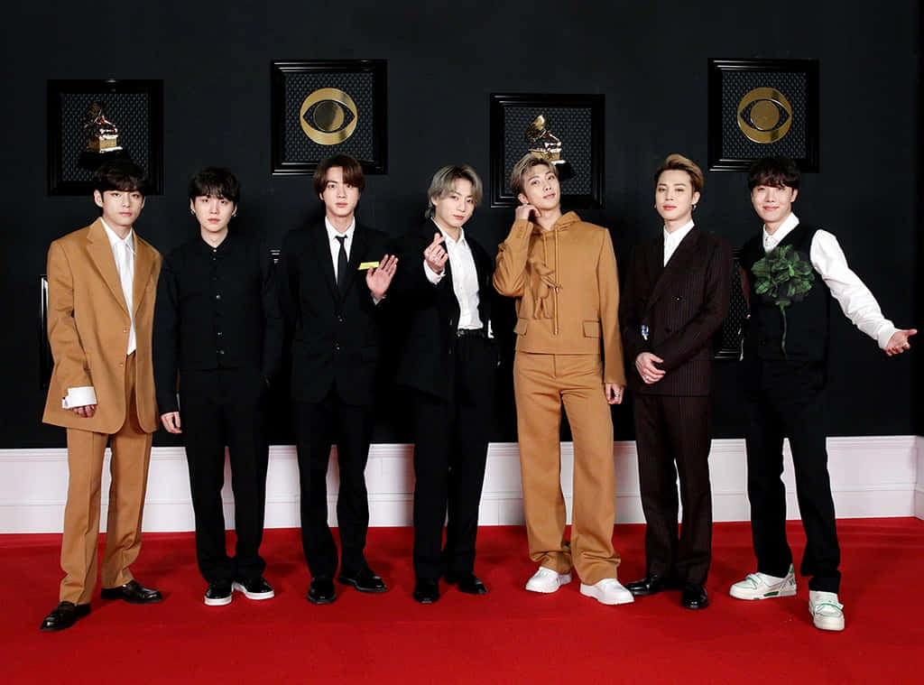 Picha ya BTS Wakiwa na Suti za Louis Vuitton Picha ya Ukuta