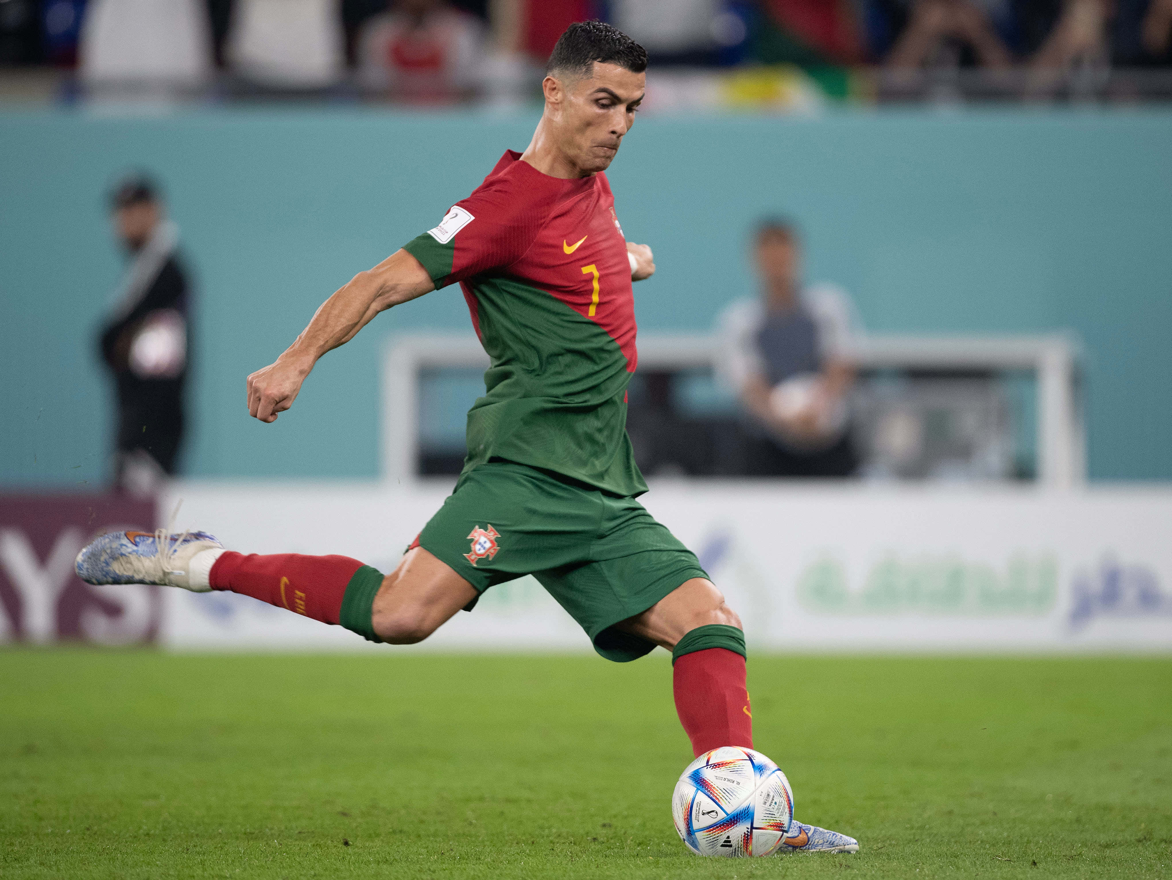 Picha ya Christiano Ronaldo Akipiga Mpira wa Miguu Picha ya Ukuta