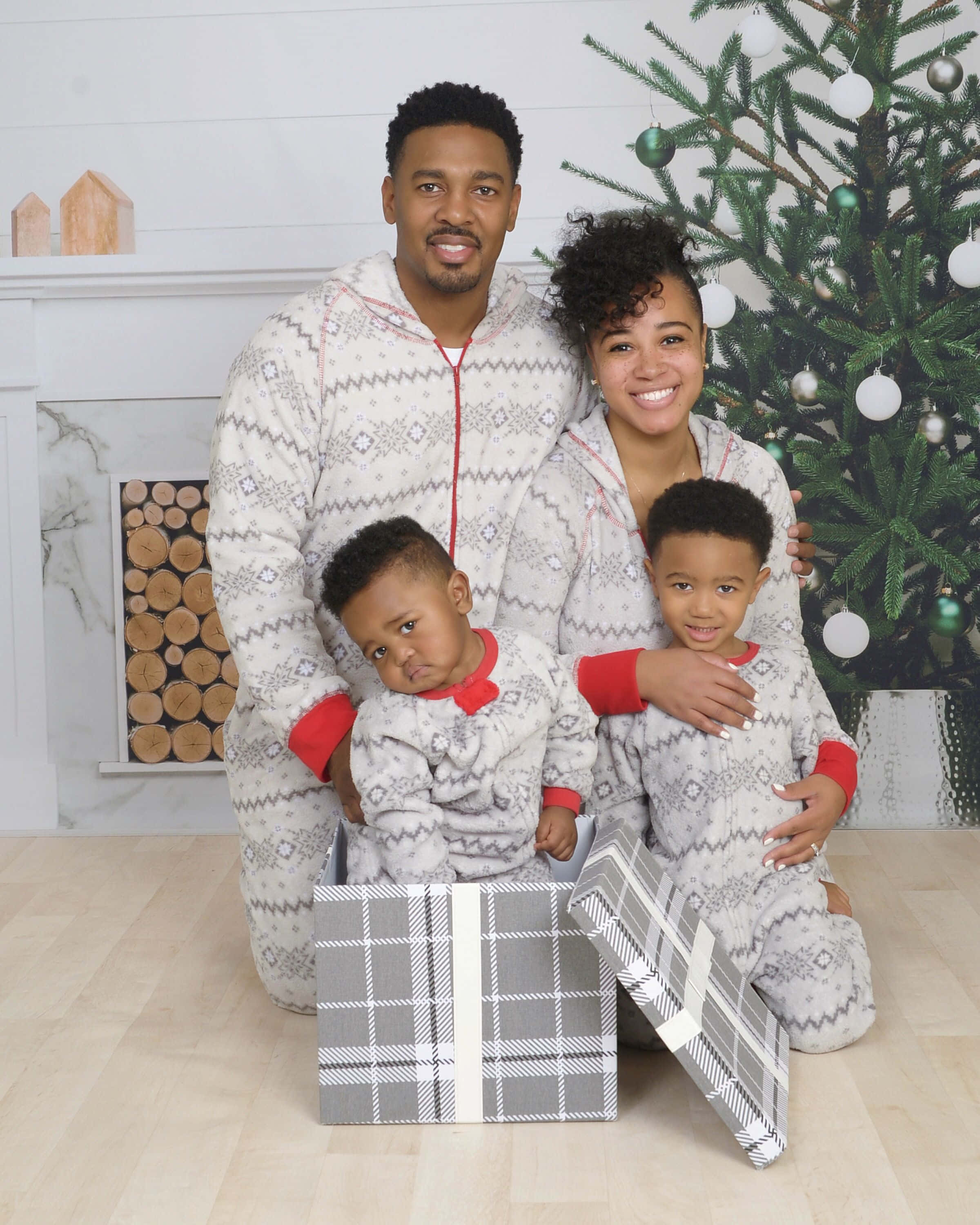 Picha ya Familia Nyeusi ya Krismasi Pamoja na Zawadi Picha ya Ukuta