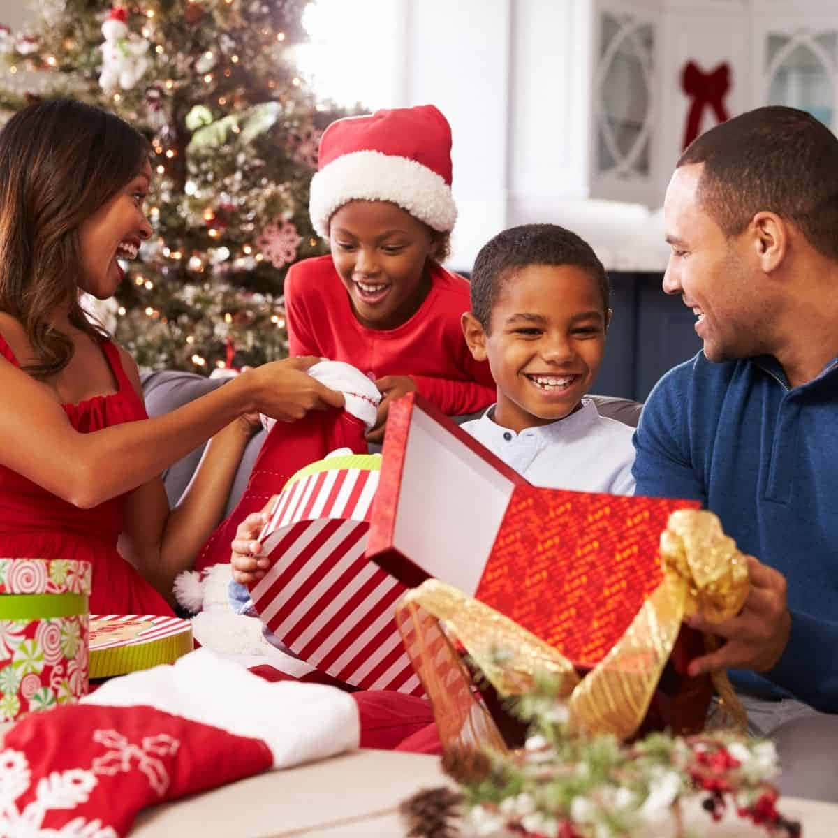 Picha ya Familia ya Watu Weusi Wakati wa Krismasi Wakiwafungua Zawadi Picha ya Ukuta