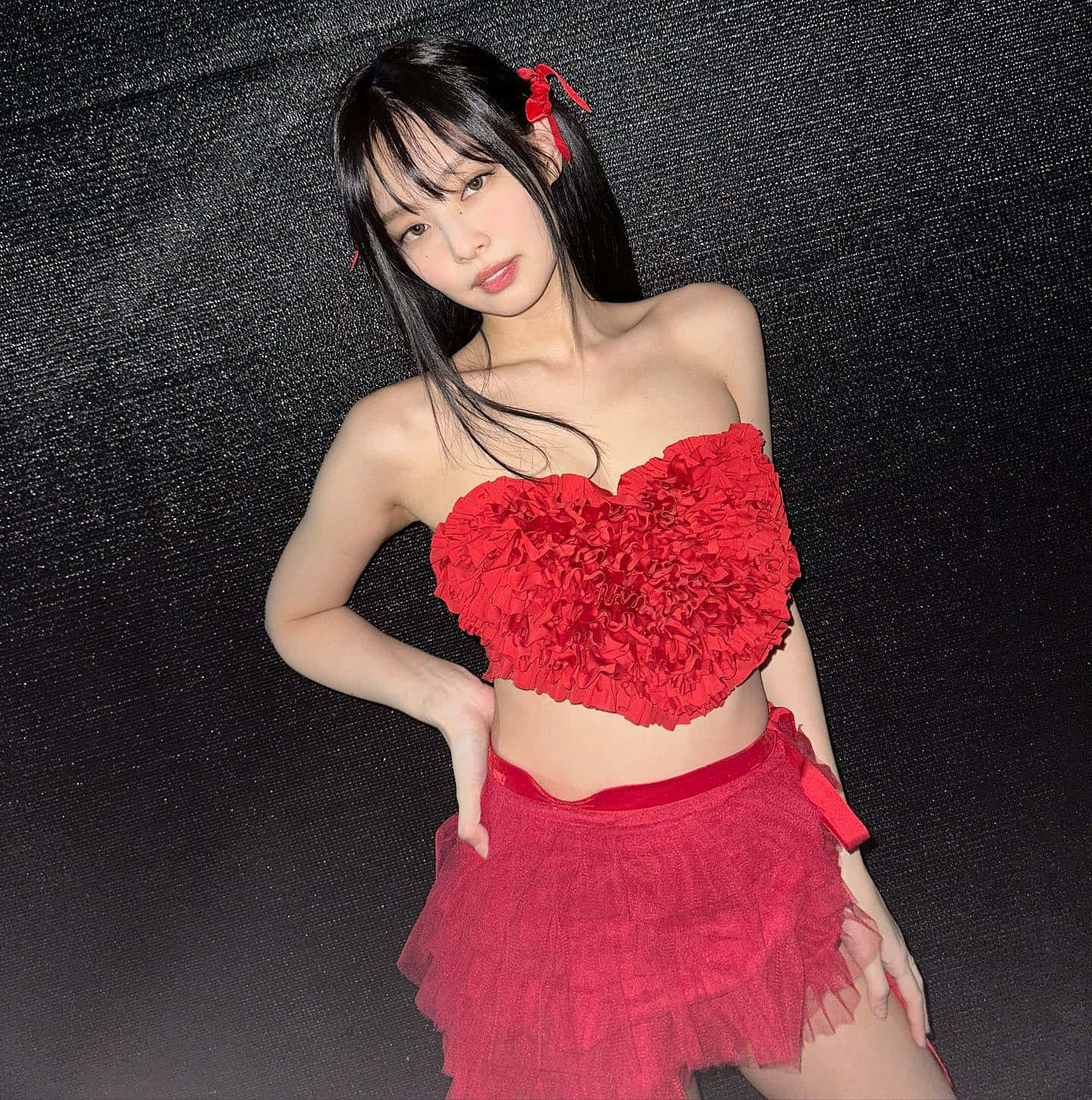 Picha ya Jennie Kim Mrembo Katika Nyekundu Picha ya Ukuta