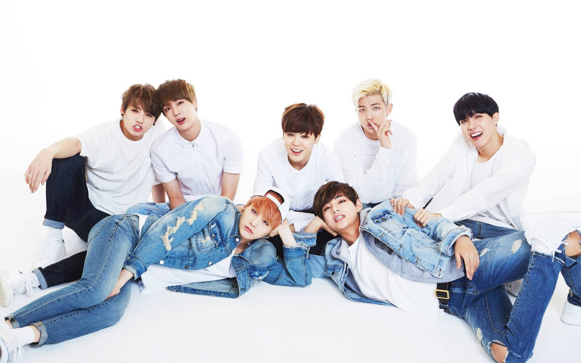 Picha ya Kikundi cha BTS Wakiwa kwenye Jeans Picha ya Ukuta