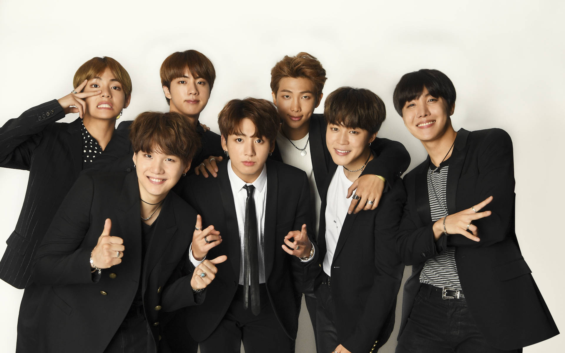 Picha ya Kikundi cha BTS Wakiwa na Suti Nyeusi Picha ya Ukuta