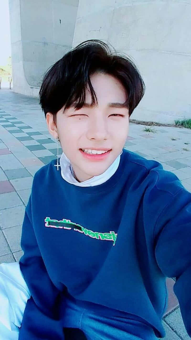 Picha ya Kujipiga ya Hyunjin Rapa wa Korea Kusini Akikonyeza Picha ya Ukuta