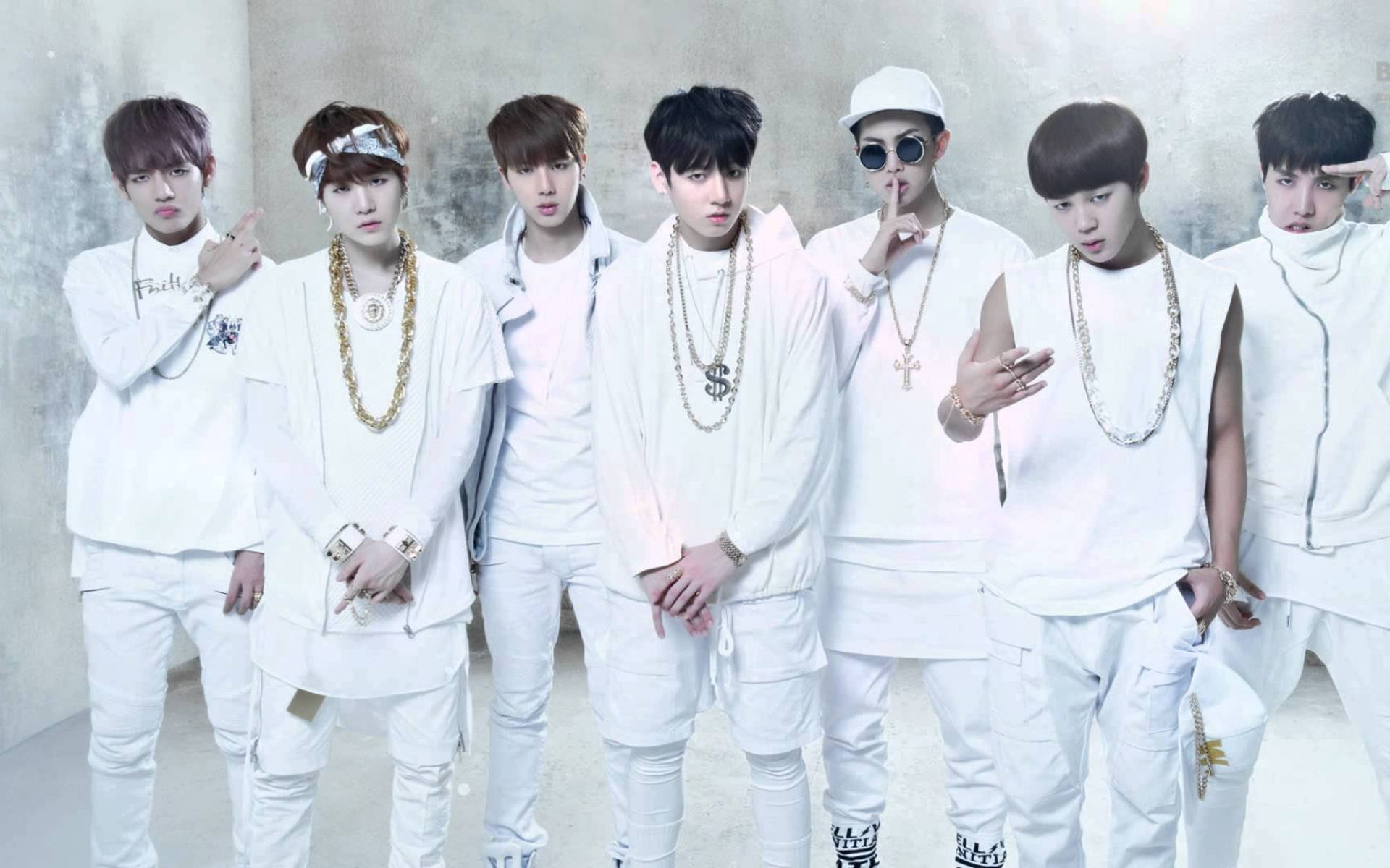 Picha ya Kundi la BTS wote wakiwa wamevala Mweupe Picha ya Ukuta