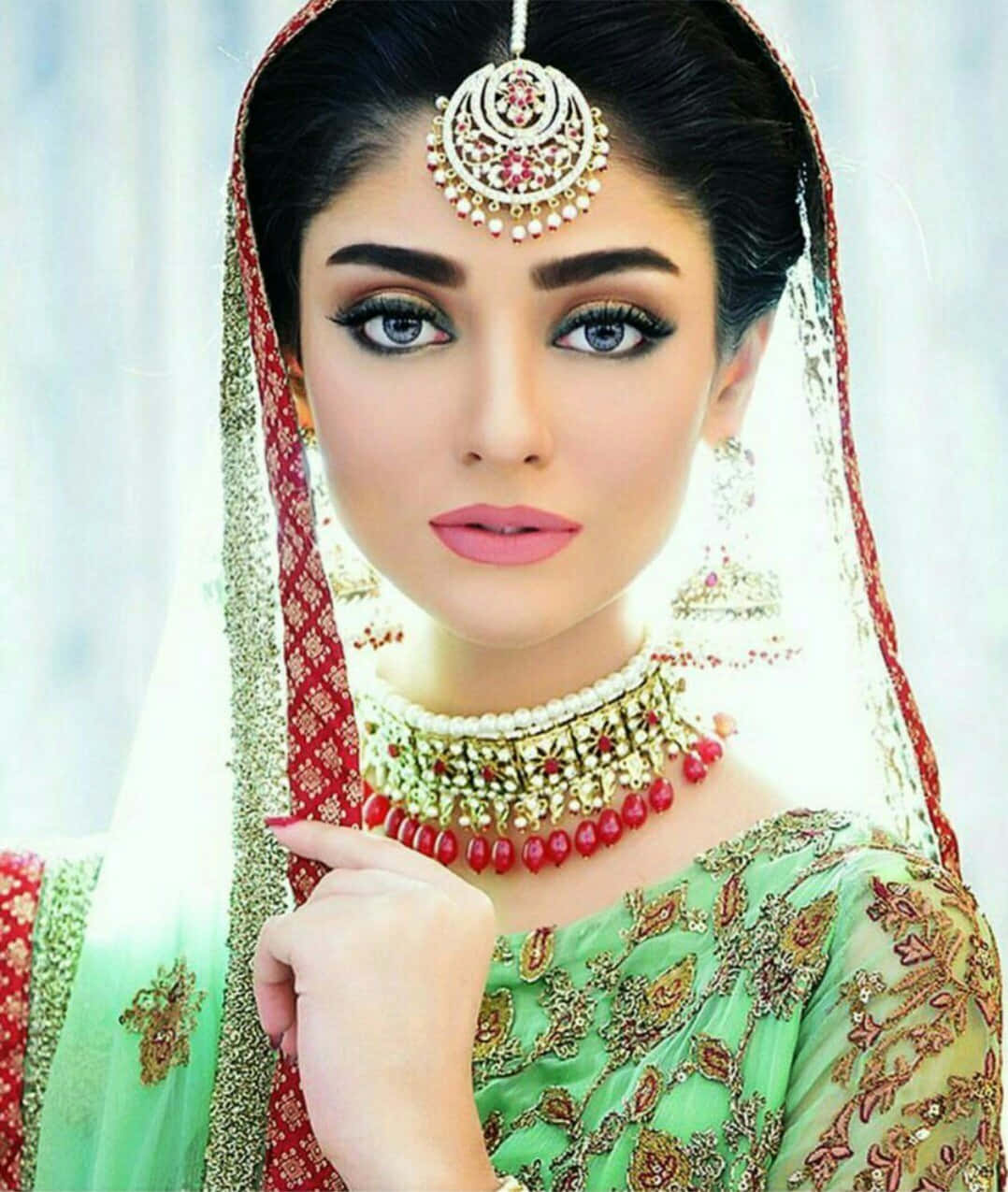 Picha ya Msichana wa Pakistani Noor Khan Amevaa Nguo ya Kijani Picha ya Ukuta