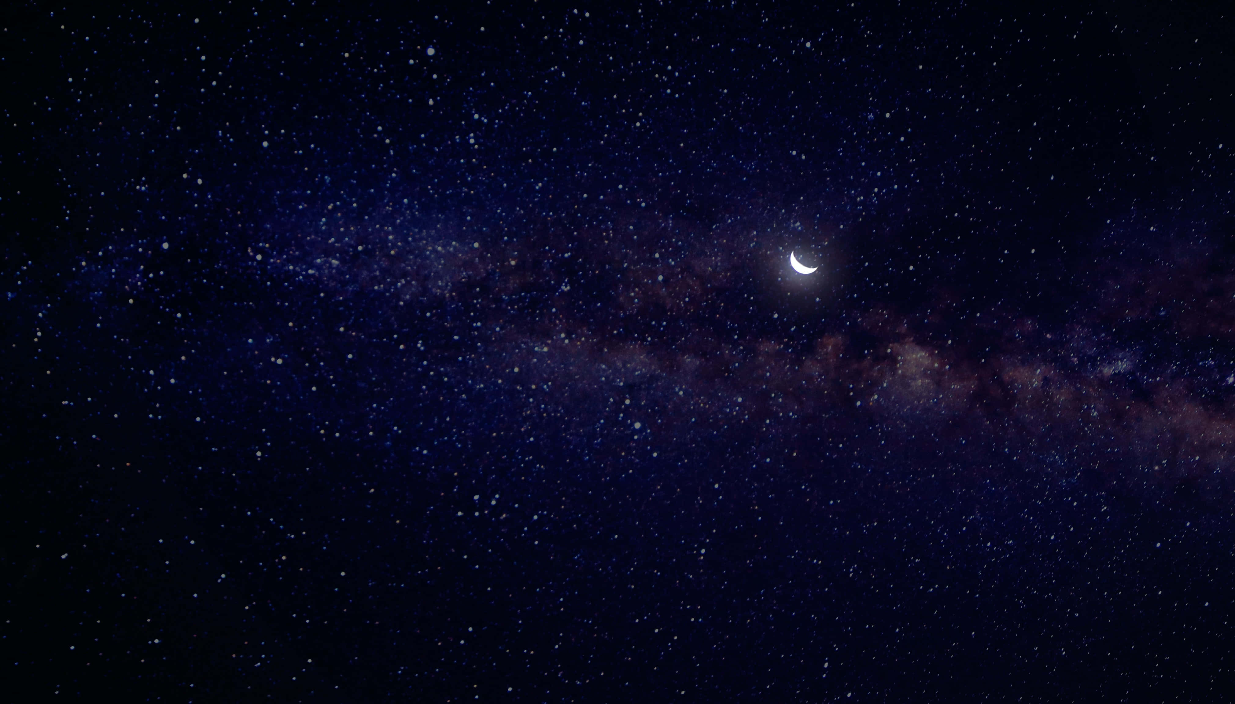Picha ya Mwezi Mpevu Katika Galaxy Picha ya Ukuta