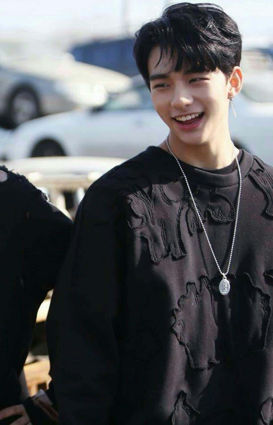 Picha ya Mwimbaji wa Korea Kusini Hyunjin Akiwa Anapigwa Picha Bila Kujua Picha ya Ukuta