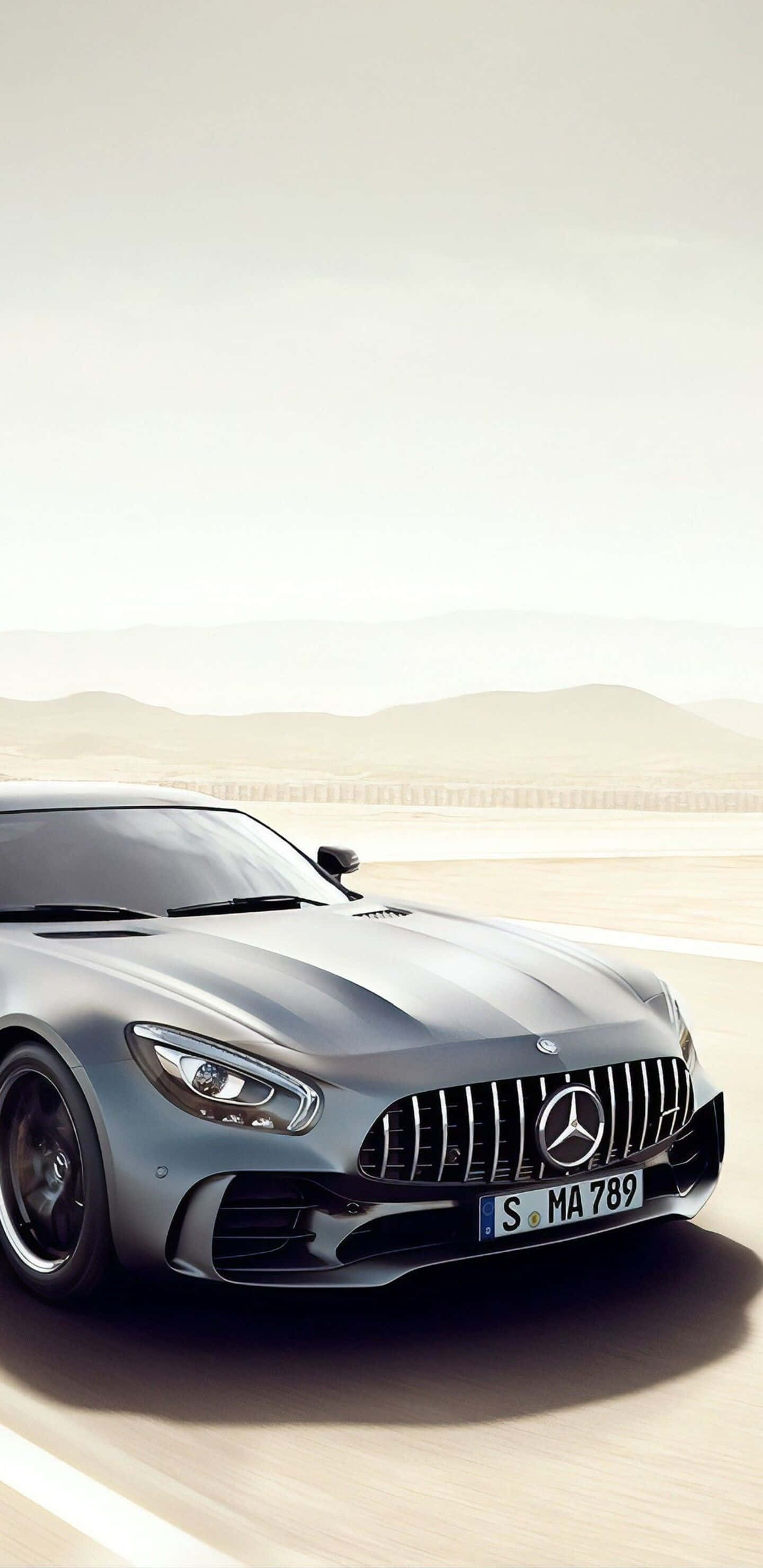 Picha ya Nyuma ya Mercedes Silver kwenye Barabara ya Jangwa Pixel 3XL AMG GT-R Picha ya Ukuta