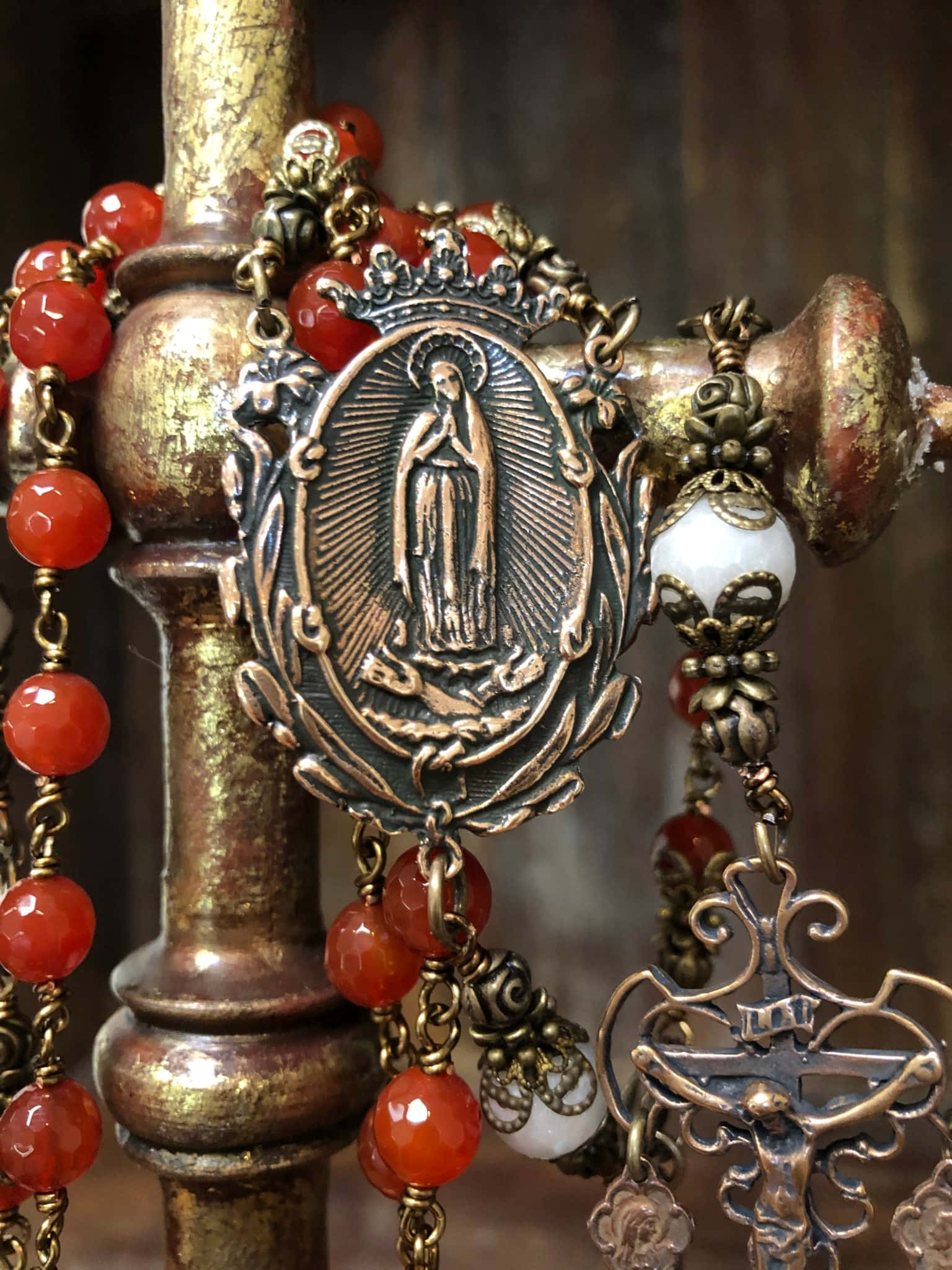 Picha ya Rosari ya Beaded ya Pearl Red Picha ya Ukuta