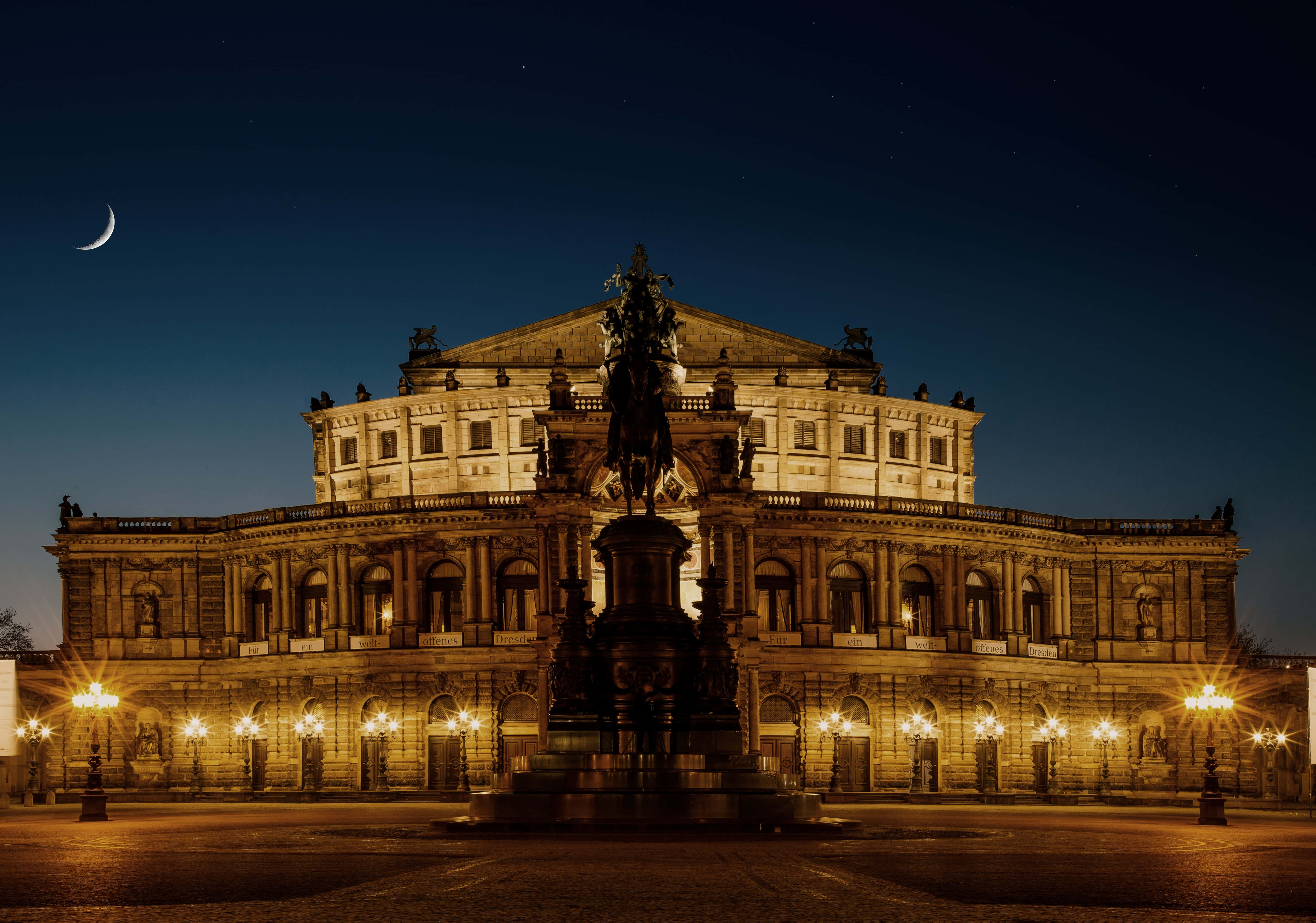 Picha ya Semperoper Opera House na Mwezi Picha ya Ukuta