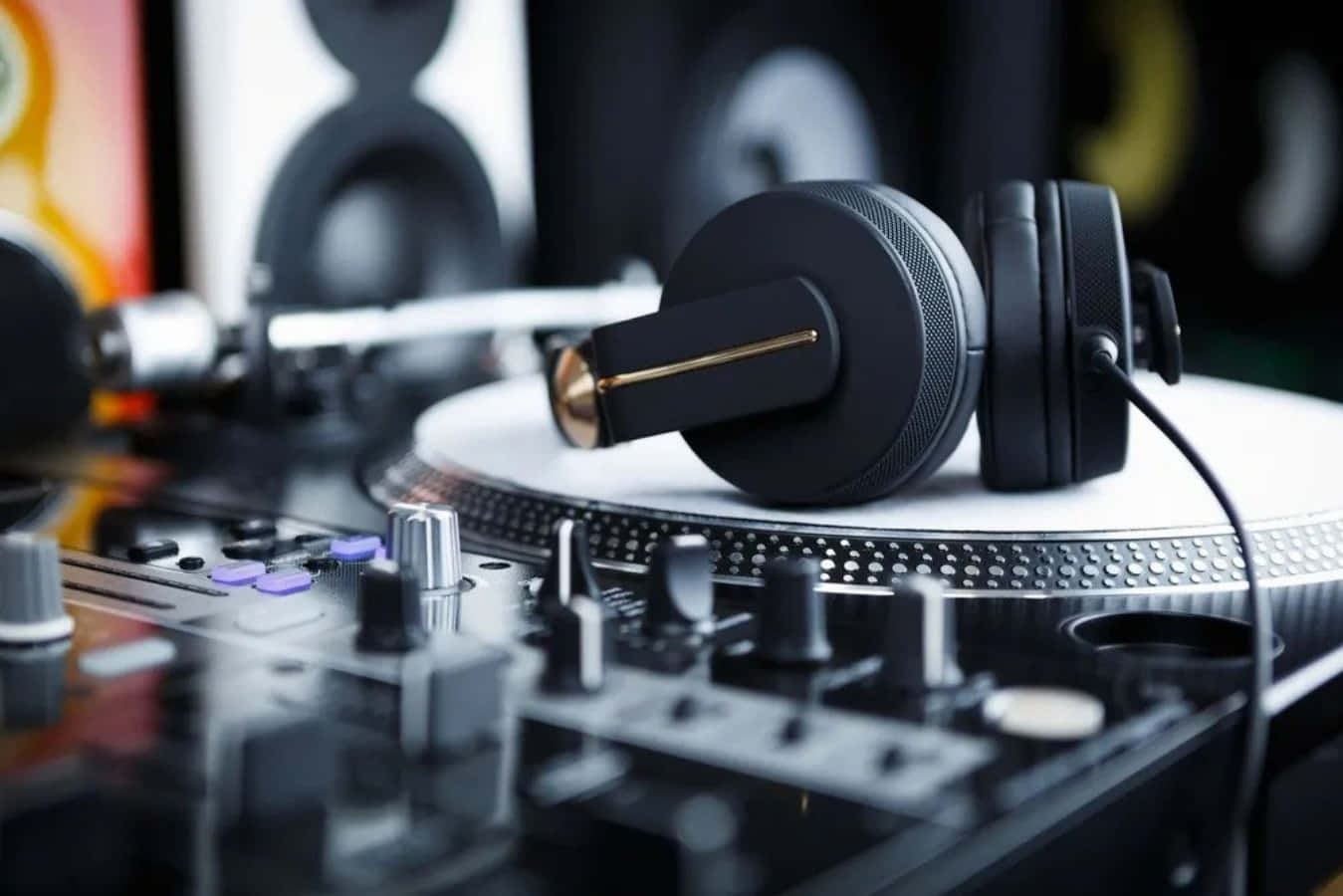 Picha ya Seti ya DJ na Turntable na Headphones za Muziki Picha ya Ukuta