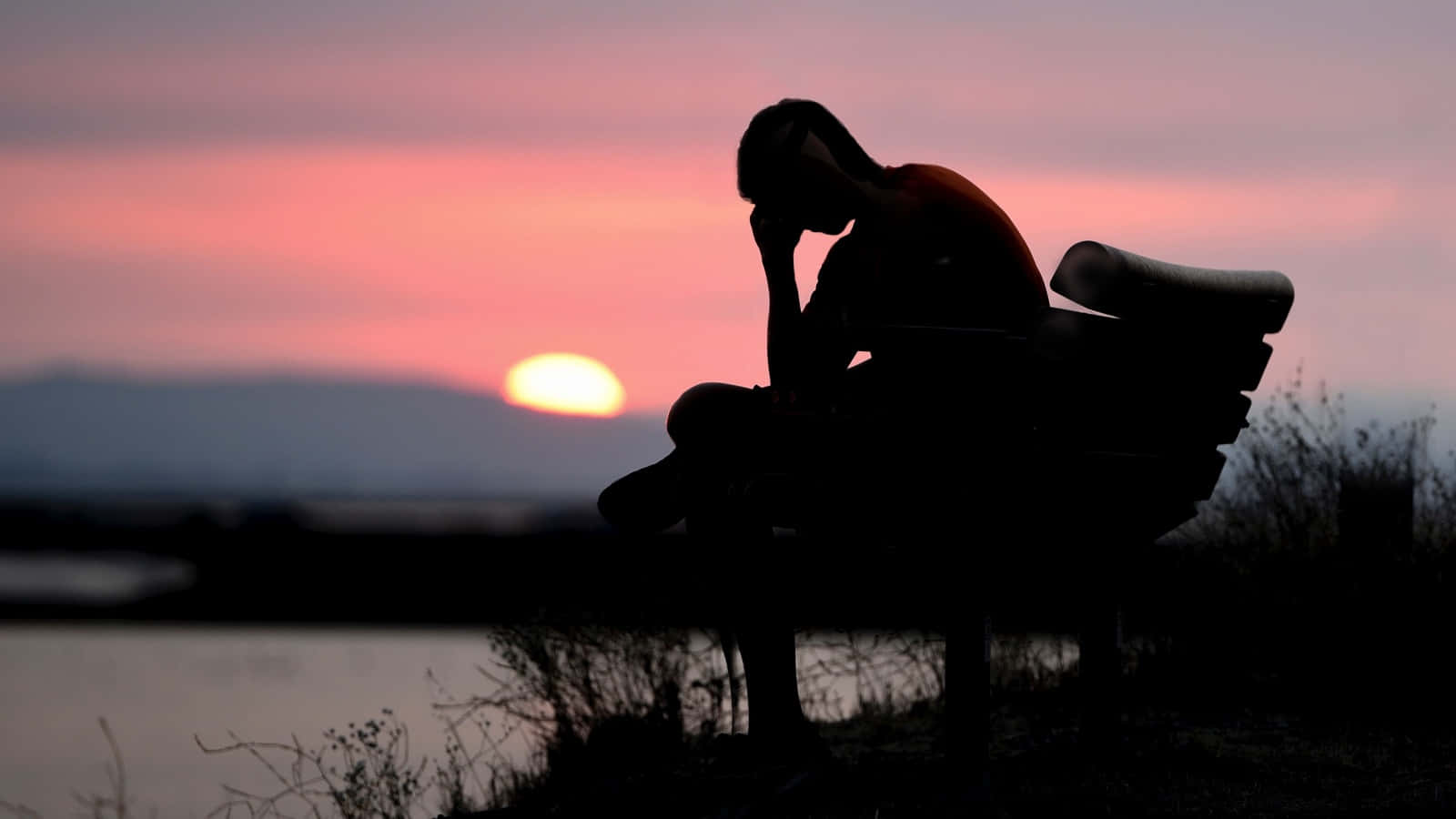 Picha ya Silhouette ya Mtu Mwenye Huzuni Akiwa Peke Yake Picha ya Ukuta
