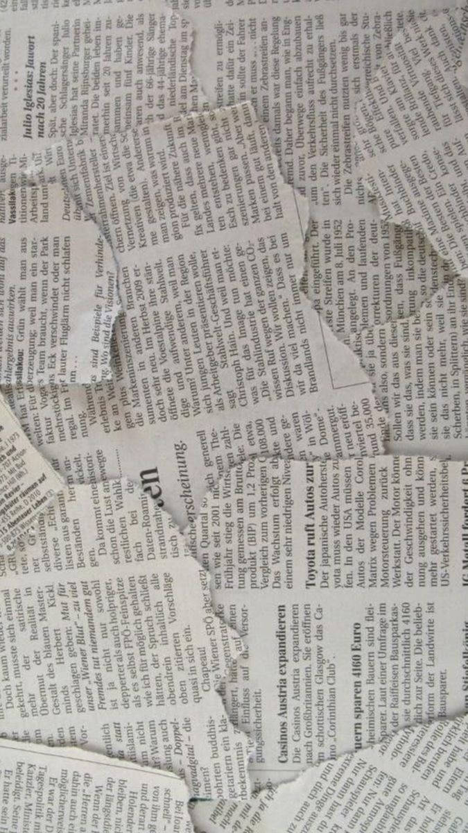 Picha za Gazeti Zilizoraruliwa Aesthetic Picha ya Ukuta