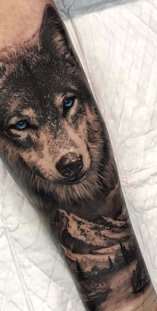 Picha za Tattoo za Mbwa Mwitu Juu ya Milima Mkononi Picha ya Ukuta