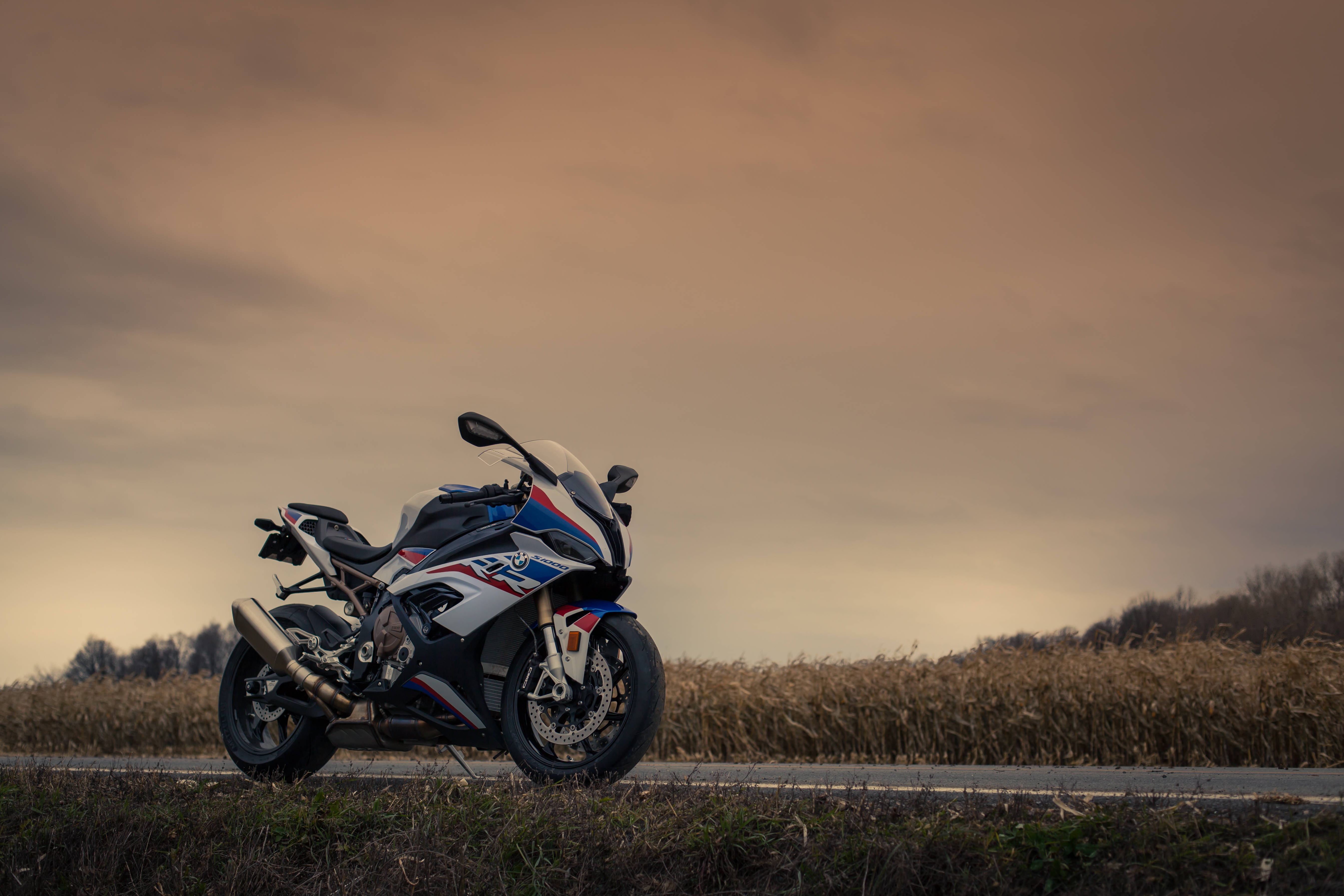 Pikipiki ya BMW ya Bluu Nyekundu Nyeupe 1920x1080 Picha ya Ukuta