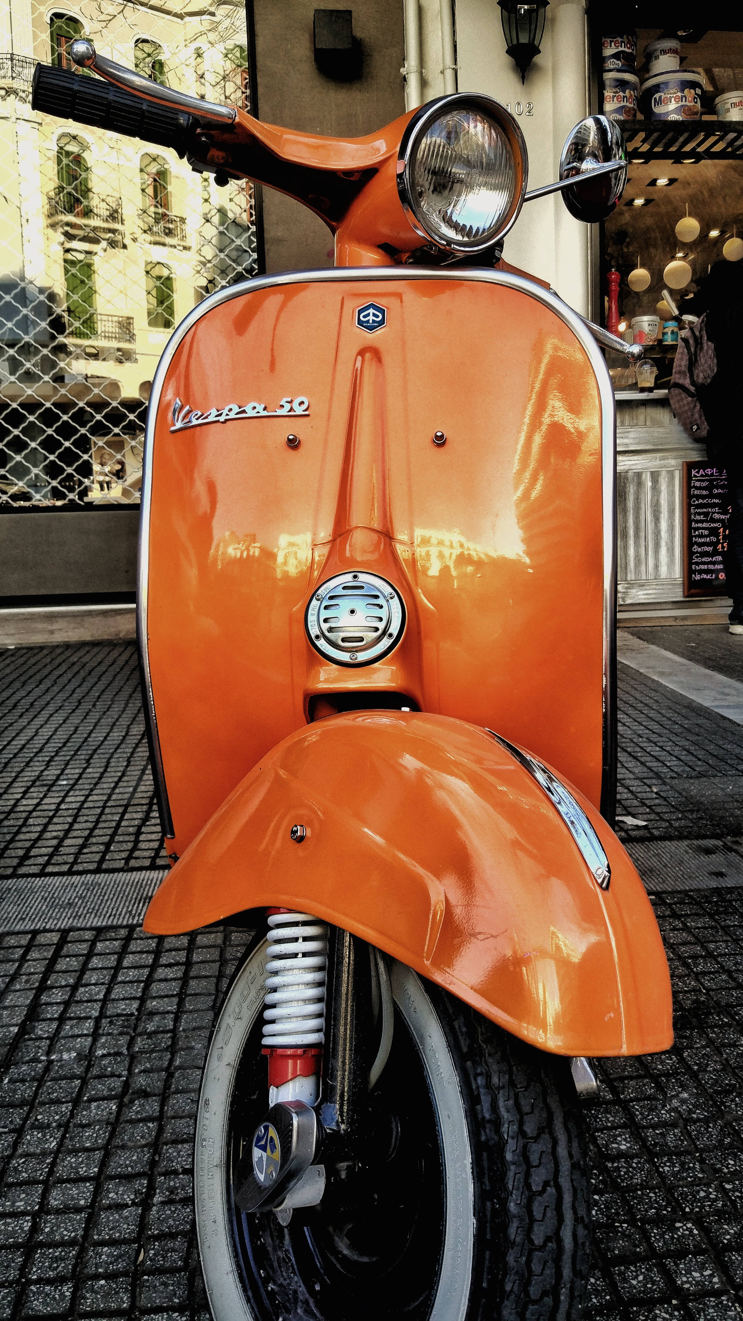 Pikipiki ya Vespa 50 ya Rangi ya Chungwa yenye Mtindo wa Retro Picha ya Ukuta