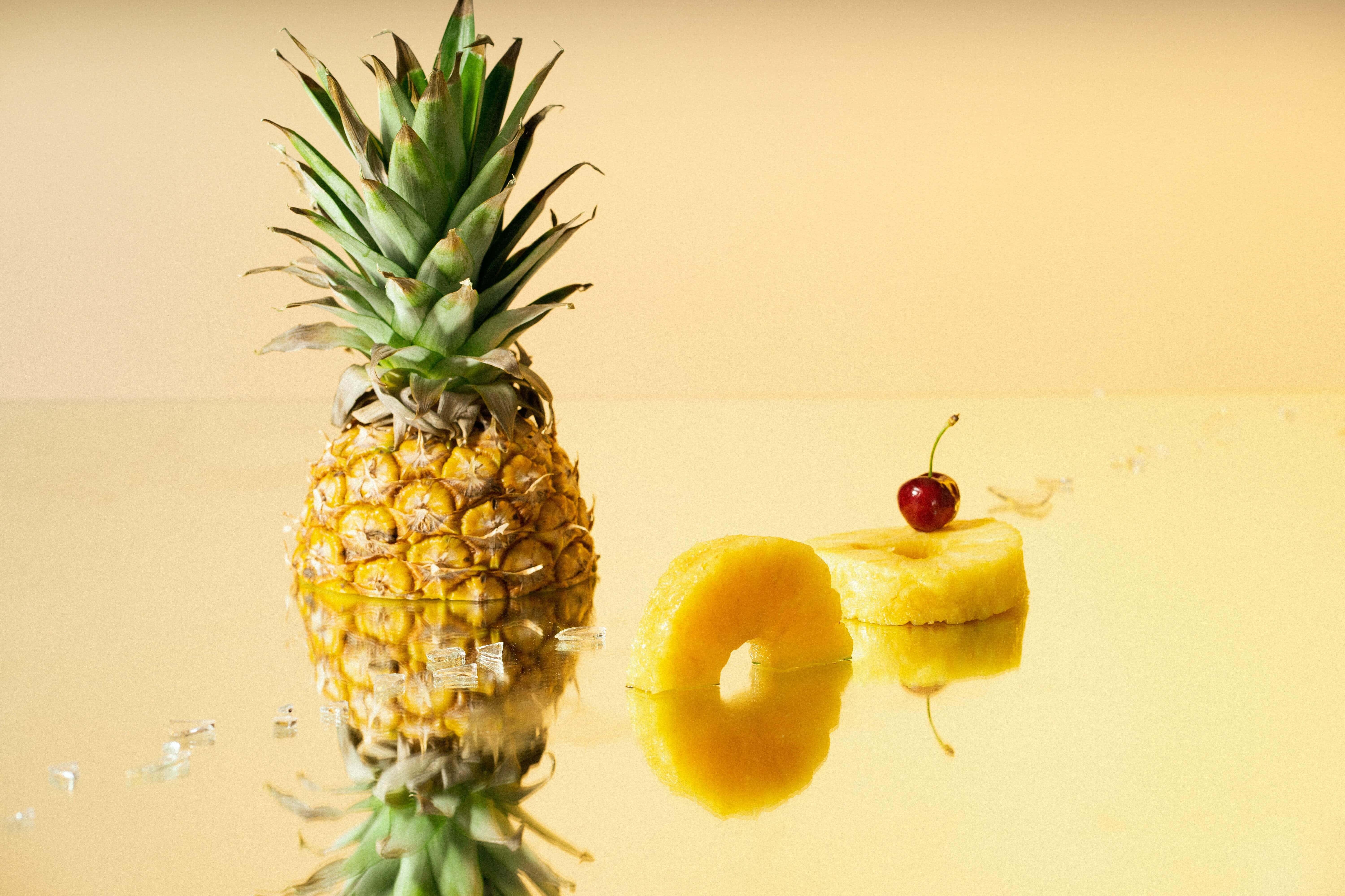 Pineapple safi na mwanga mbele ya mwisho wa mwanga wa mwanga. Picha ya Ukuta