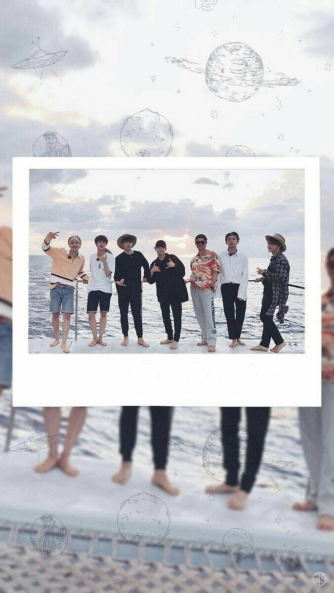 Polaroid ya Bts kwenye Yacht Picha ya Ukuta