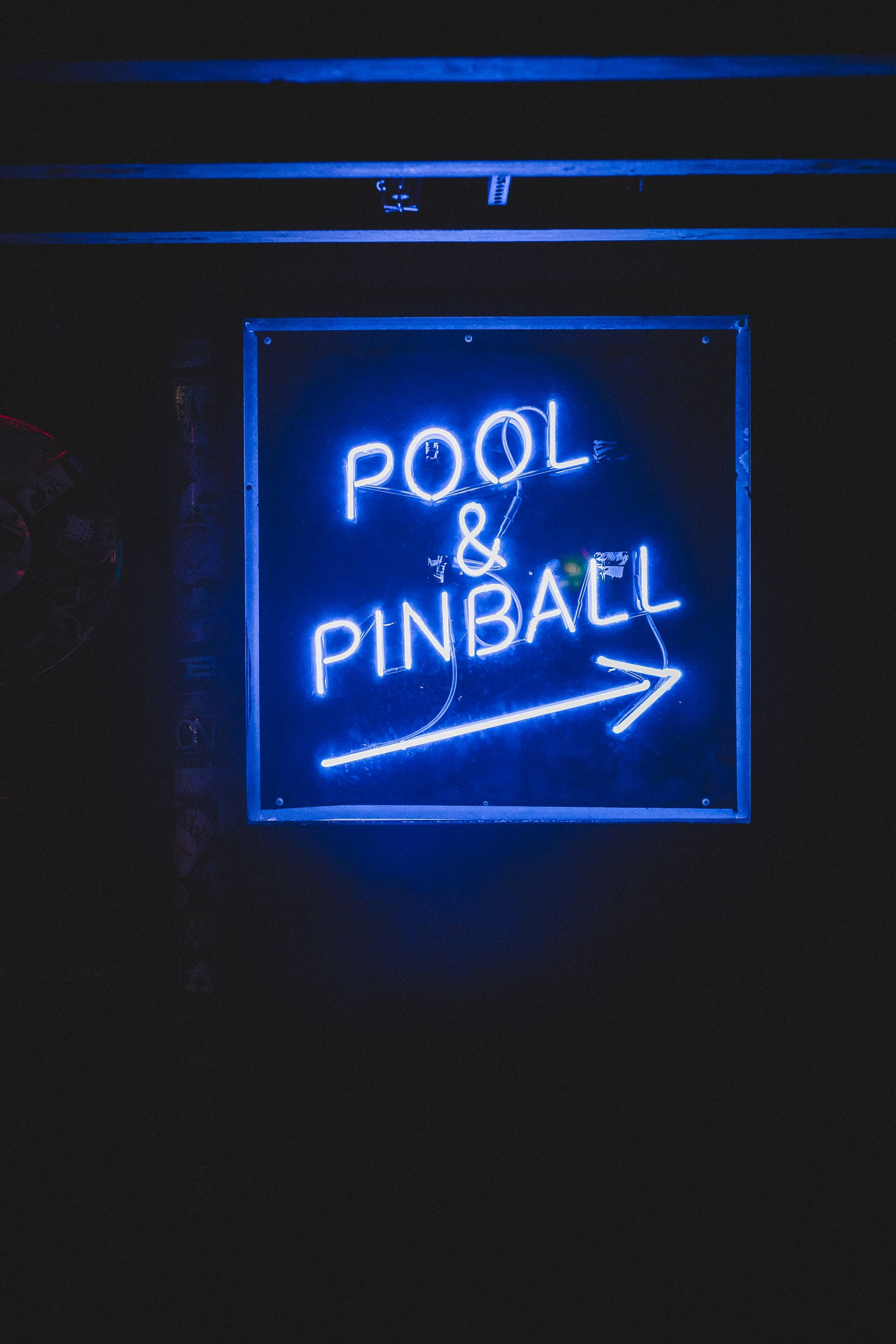 Pool & Pinball Neon Bluu iPhone Picha ya Ukuta