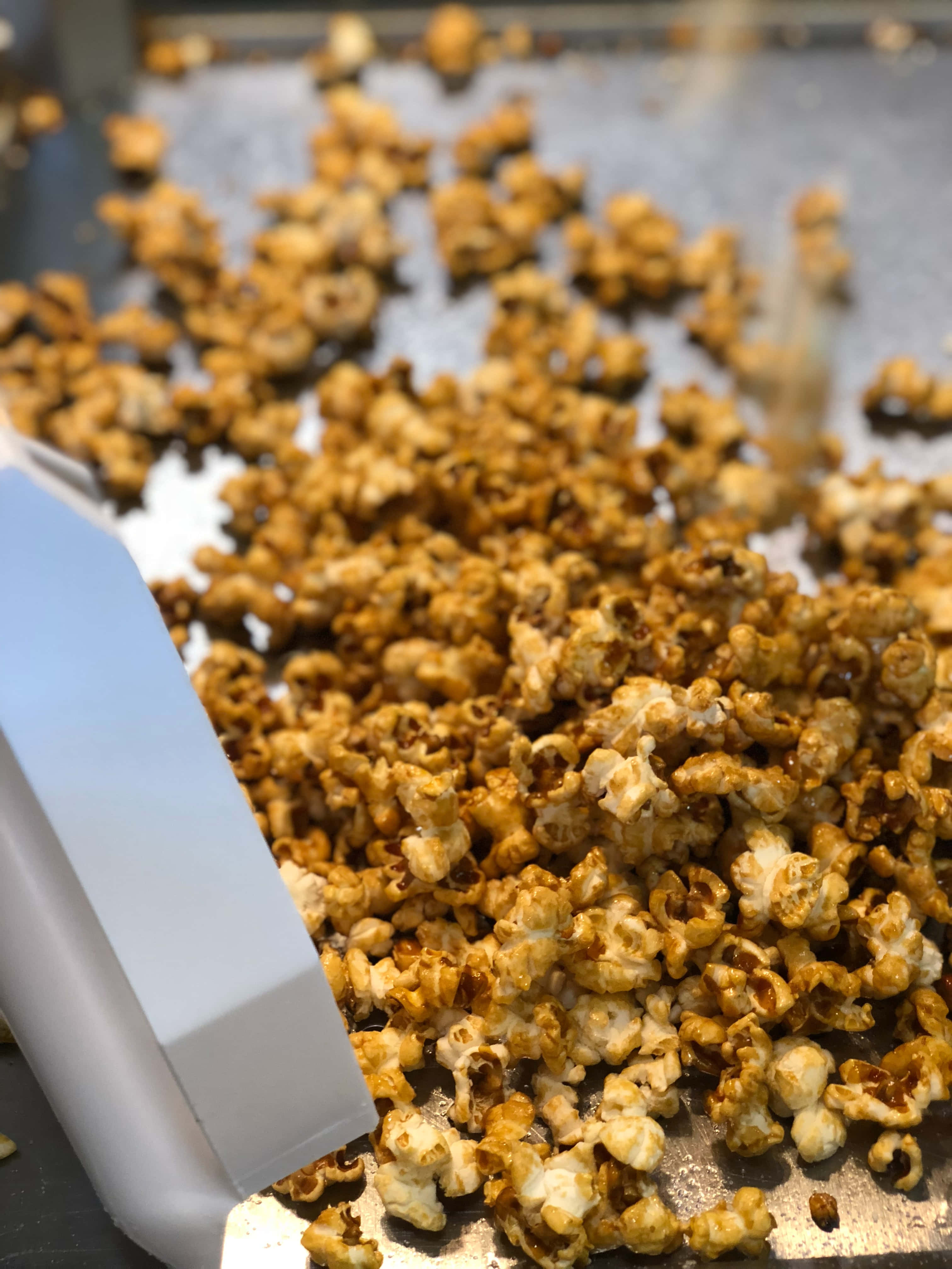 popcorn being popped in a machine Picha ya Ukuta