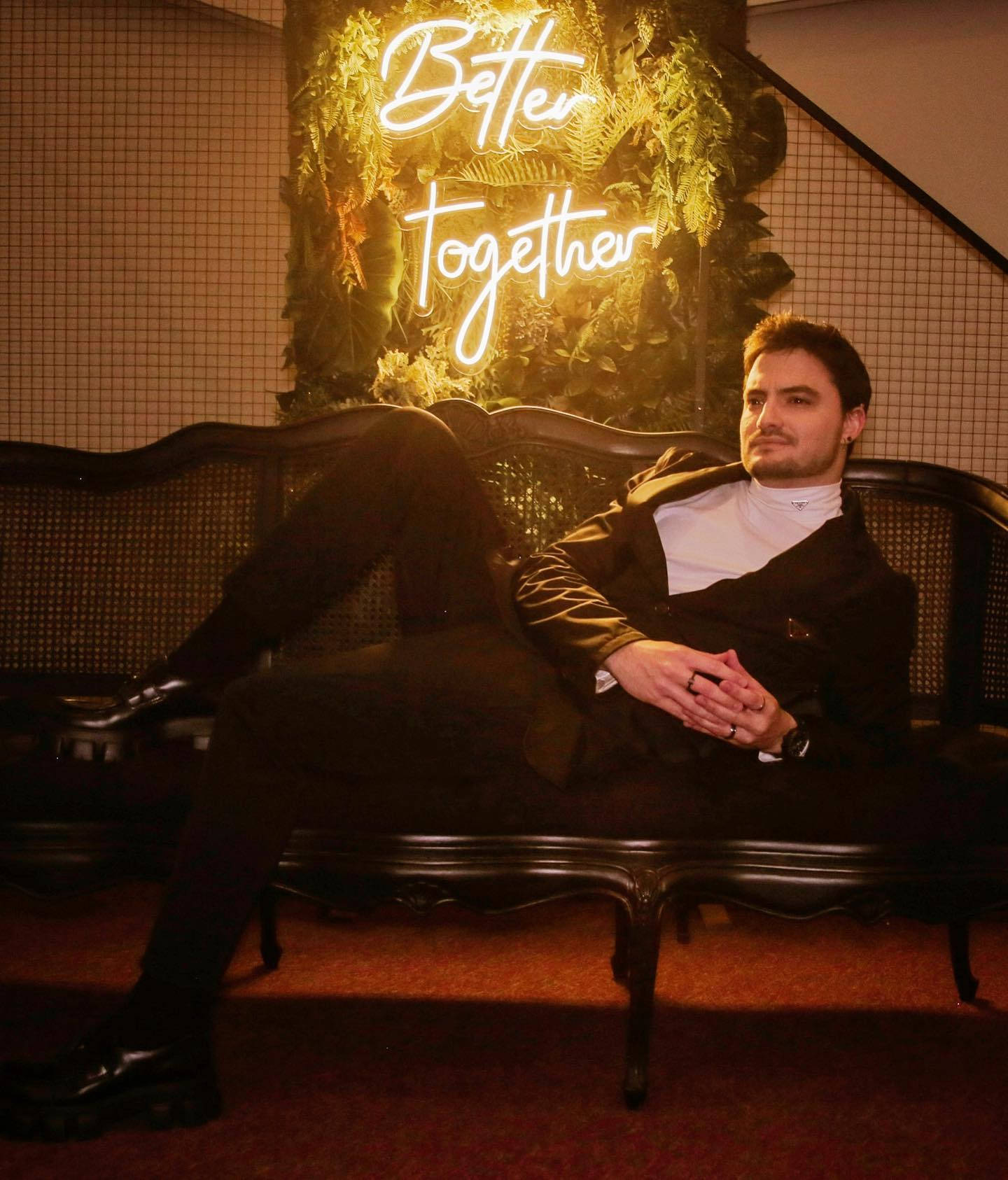 Pose ya Felipe Neto ya Kuchekesha Picha ya Ukuta