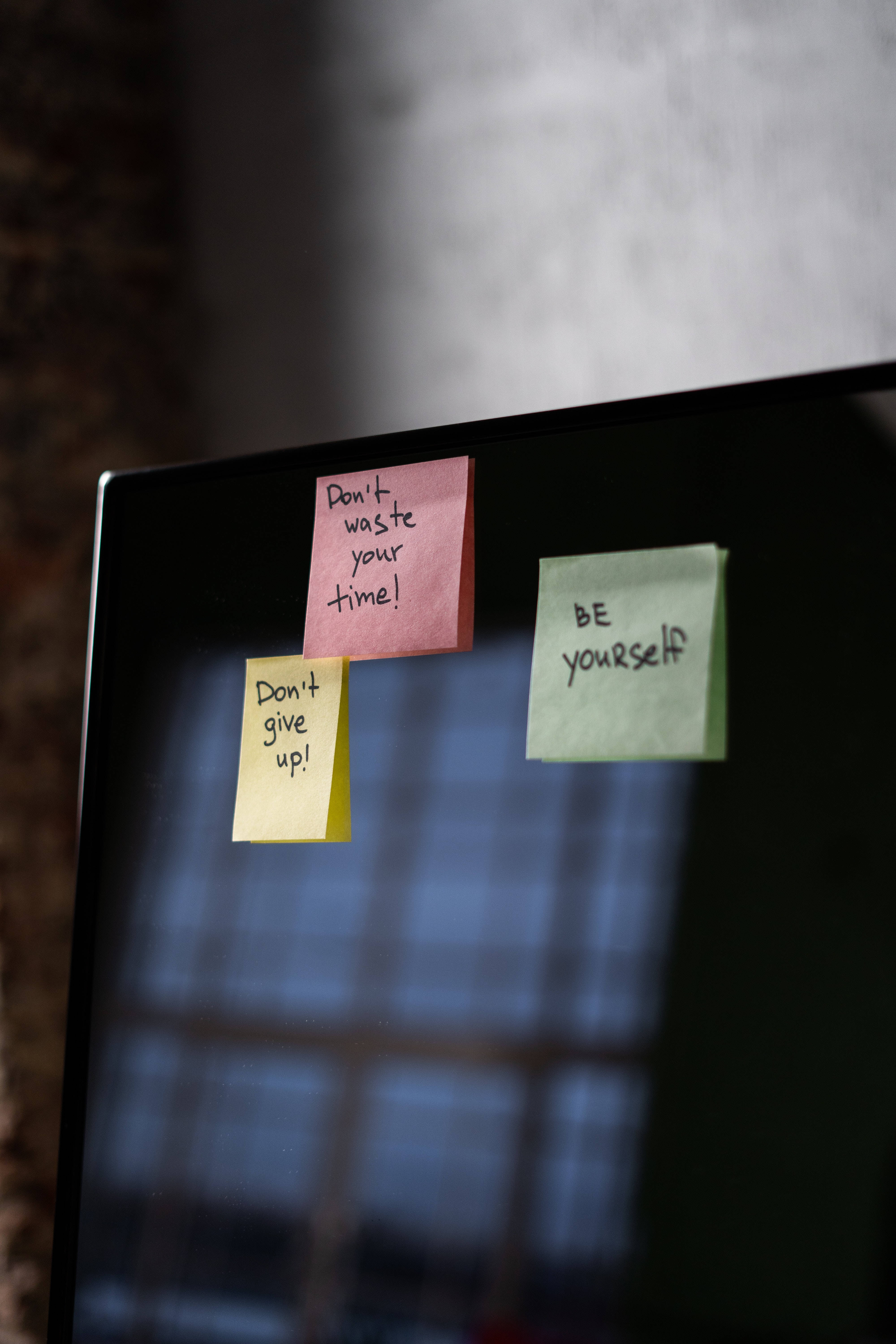 Post-It Notes za Kuhamasisha kwenye Skrini ya Kompyuta Picha ya Ukuta