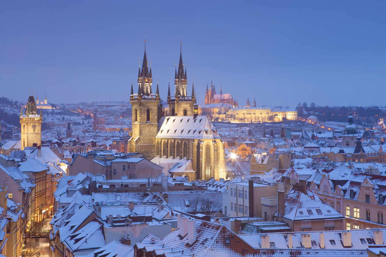 Prague yenye Theluji Kwenye Vilele Picha ya Ukuta
