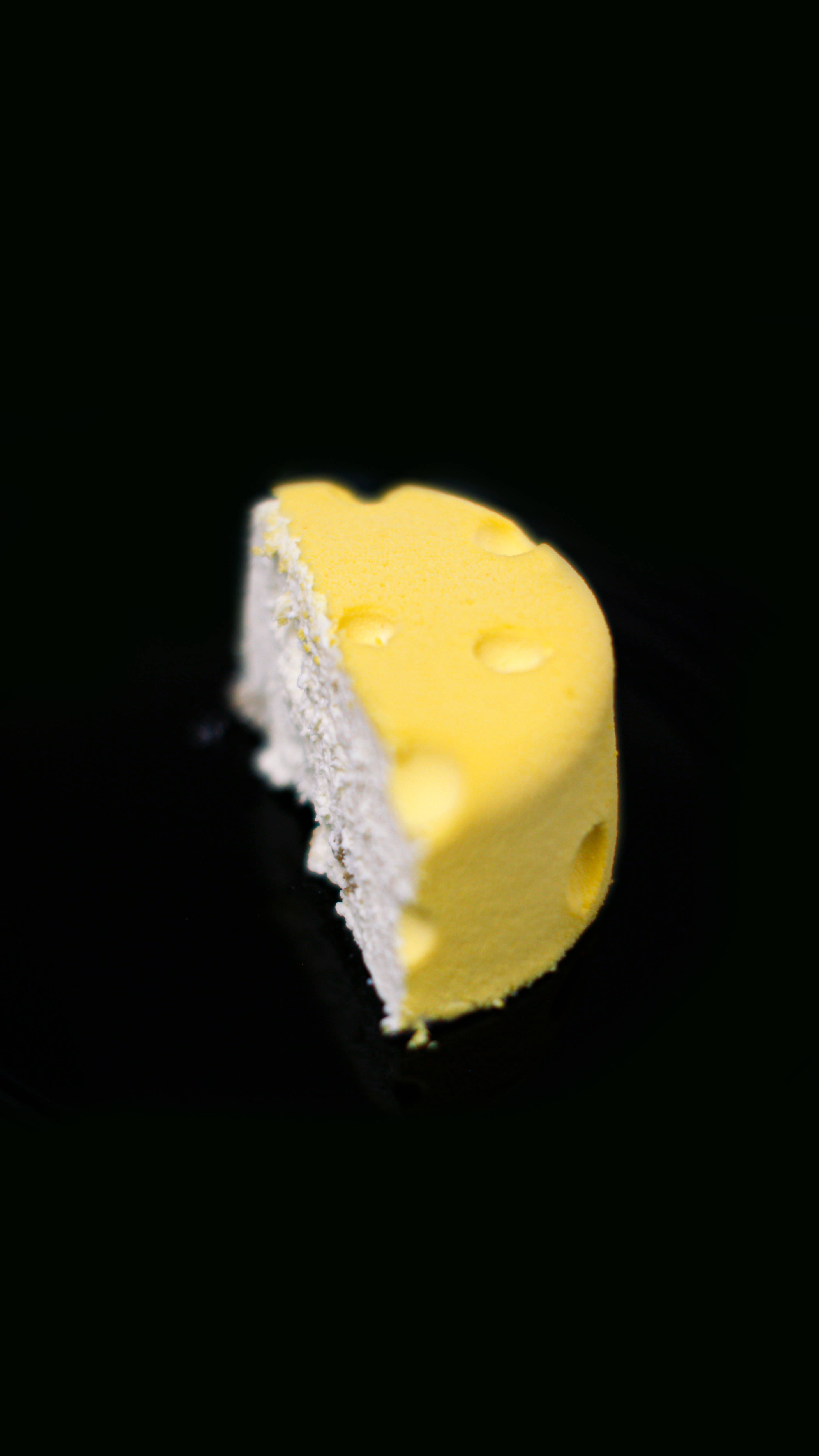 Premium Cheese Slice on Wooden Background Picha ya Ukuta