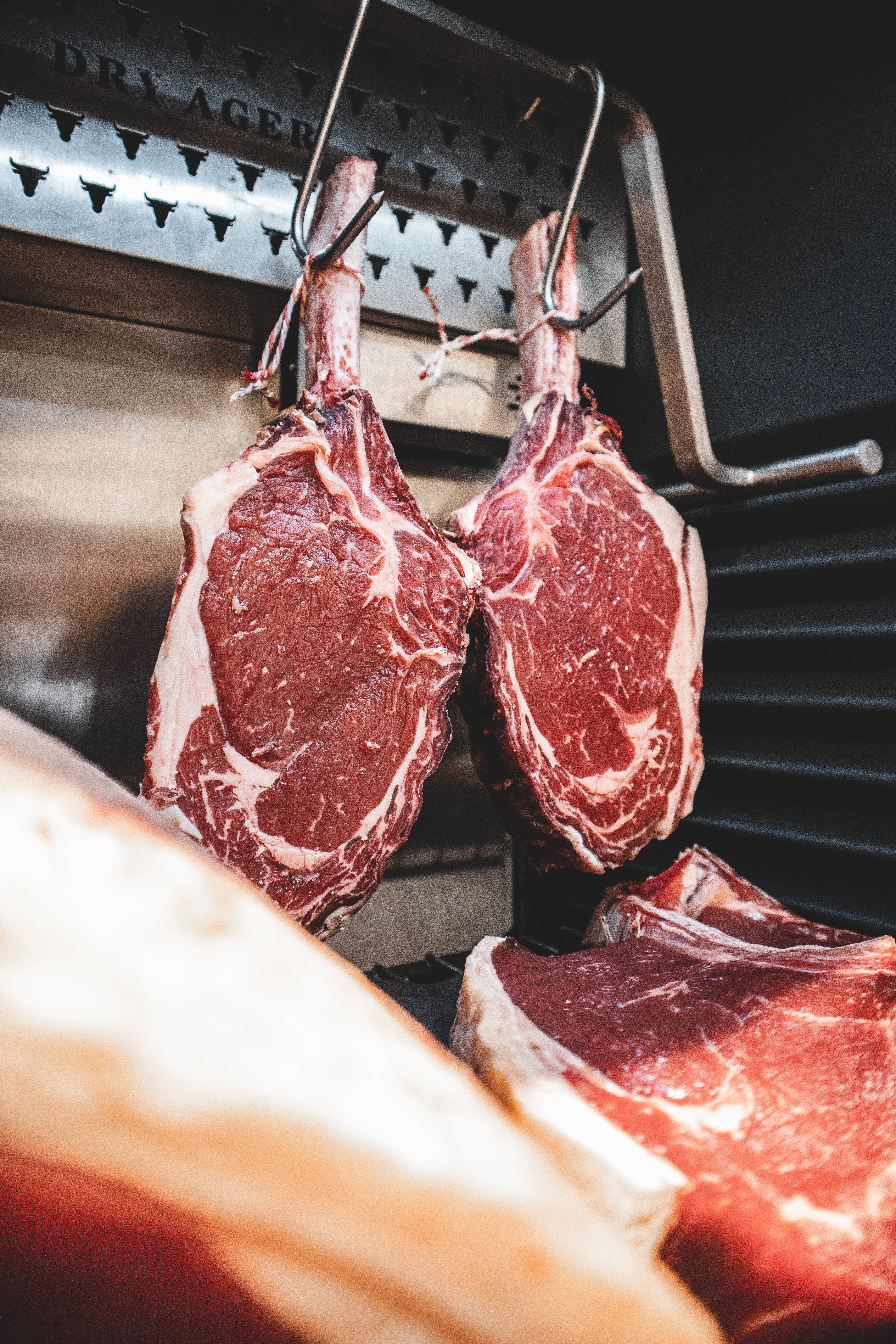 Prime Grade Kobe Beef on Hooks Picha ya Ukuta