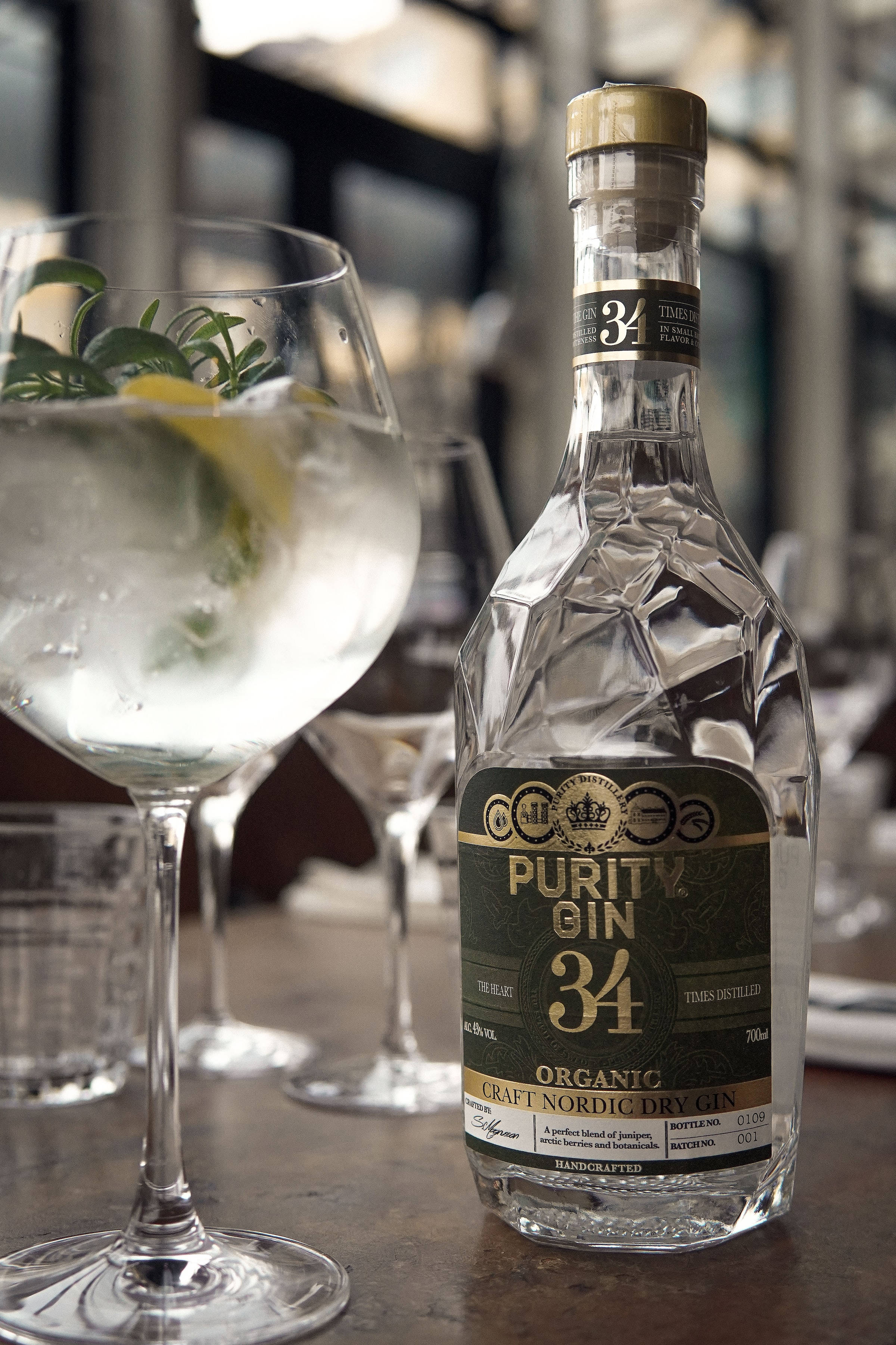 Purity Gin Picha ya Ukuta